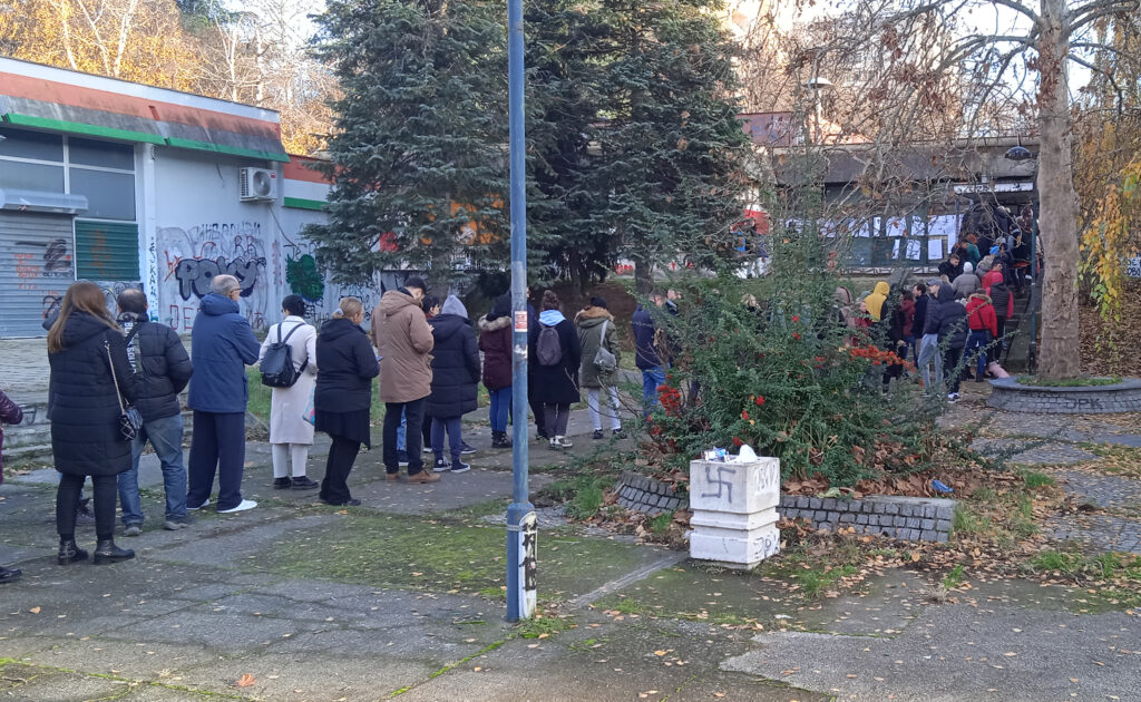 Naselje Braće Jerković ogroman red na glasacjom mestu 56 i 55 . Slikano sa sredine reda. Čeka se po sat i po da bi se glasal