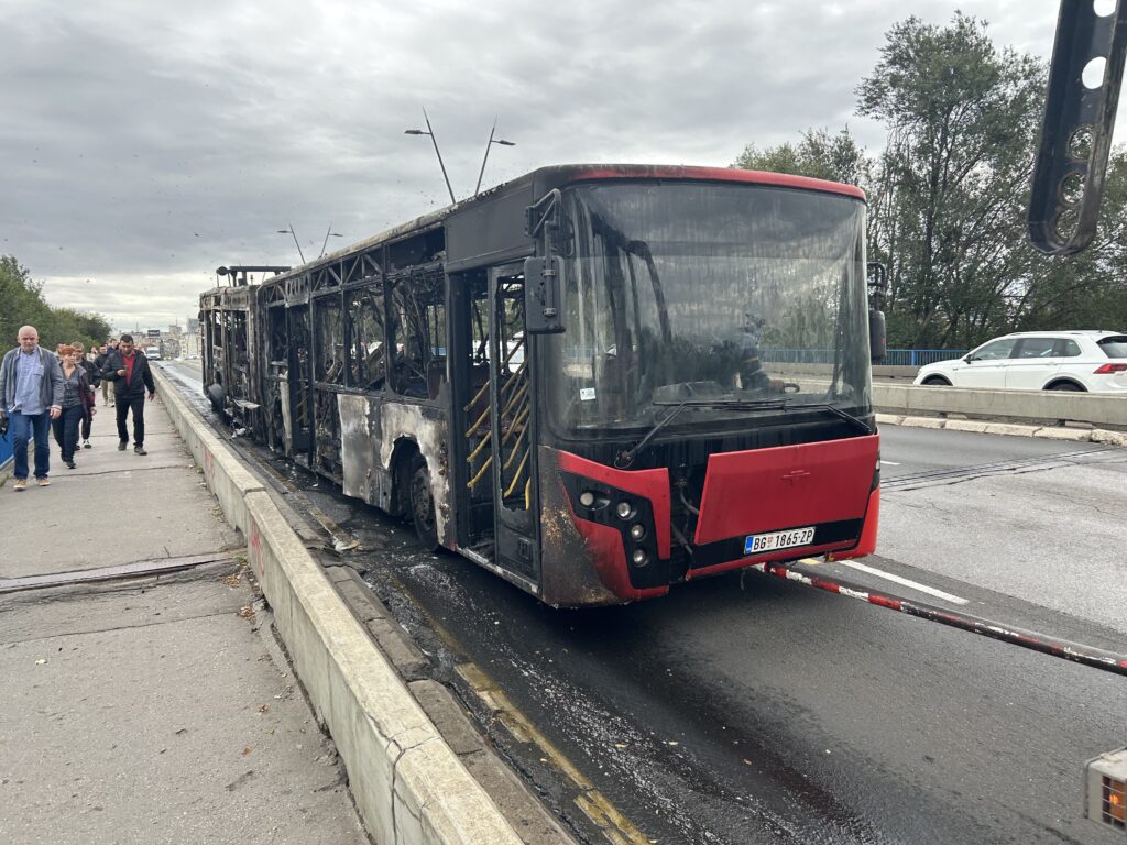 Beograd, 27. oktobar, Brankov most, Izgoreo autobus GSP, Zapalio se autobus