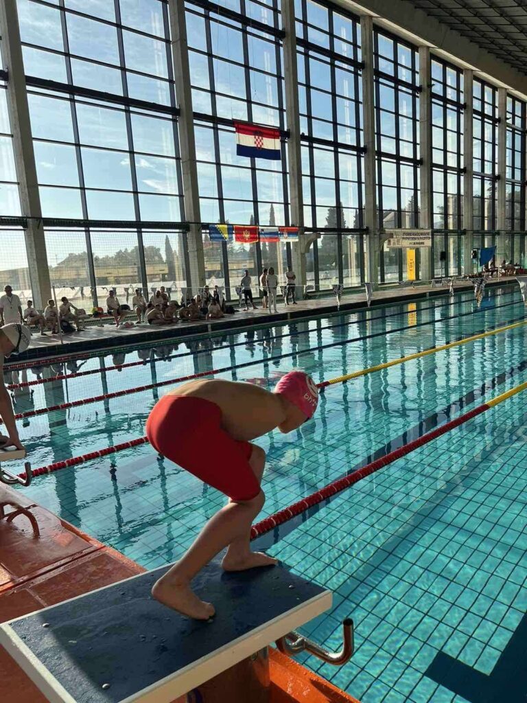 Dečak iz Zenice nema ruke, a prvak u plivanju