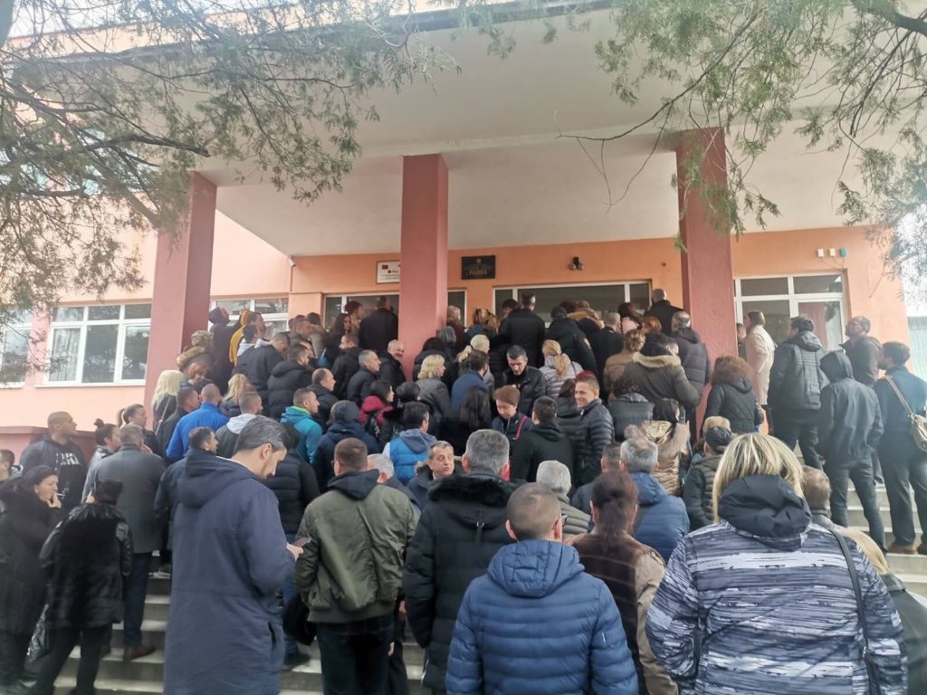 Srbi sa Kosova u koloni na glasanje, gužve i na biračkim mestima,Kosovo glasanje