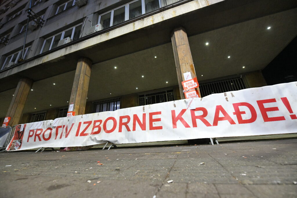Beograd 19. decembar 2023. Protest opozicije Srbija protiv nasilja ispred zgrade Republičke izborne komisije RIK-a zbog kradje izbora transparent Protiv izborne karđe na ulazu u RIK Foto:Amir Hamzagić/Nova.rs