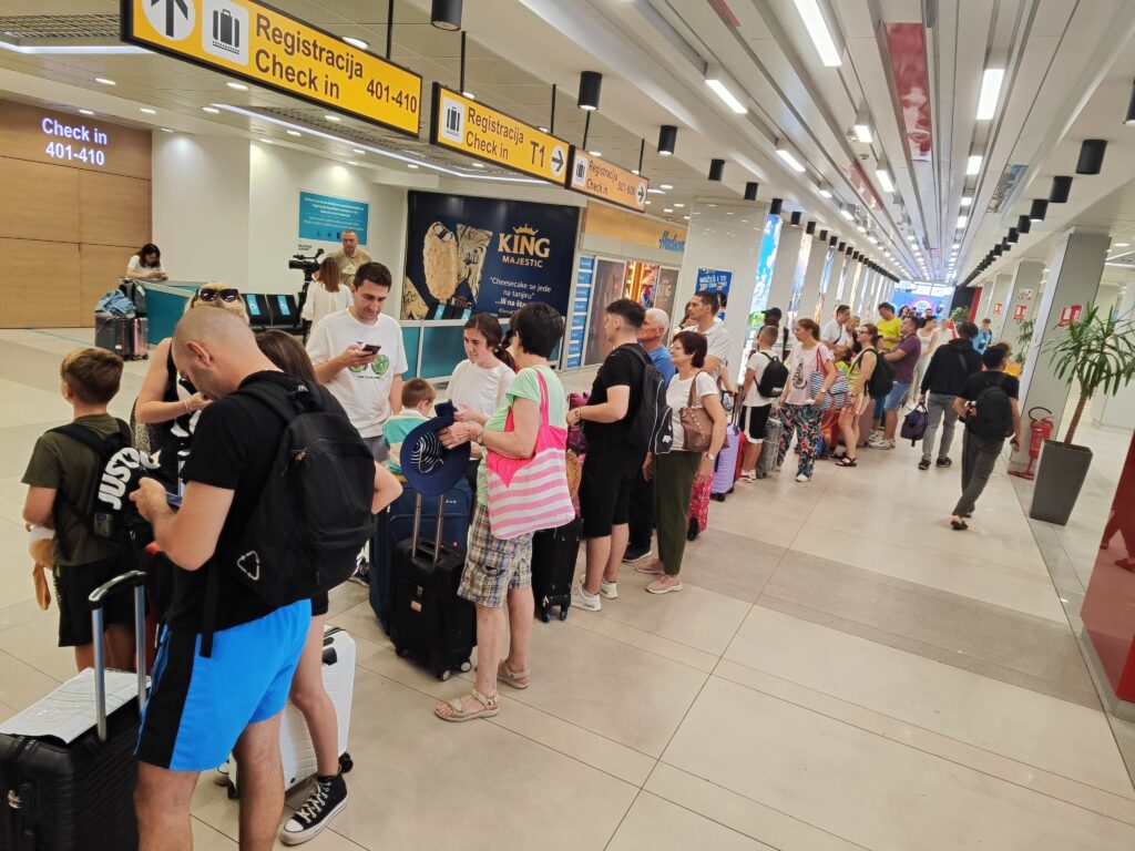 Beograd 17. jul 2023. Aerodrom Nikola Tesla gužva putnici Foto:Vesna Lalić/Nova.rs