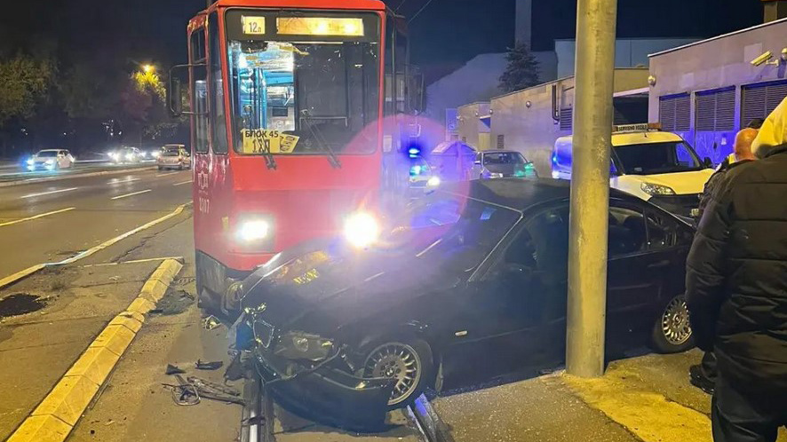 Sajam, tramvaj, automobil, saobraćajna nesreća, nezgoda Foto: Printscreen/Instagram/moj_beo_grad_