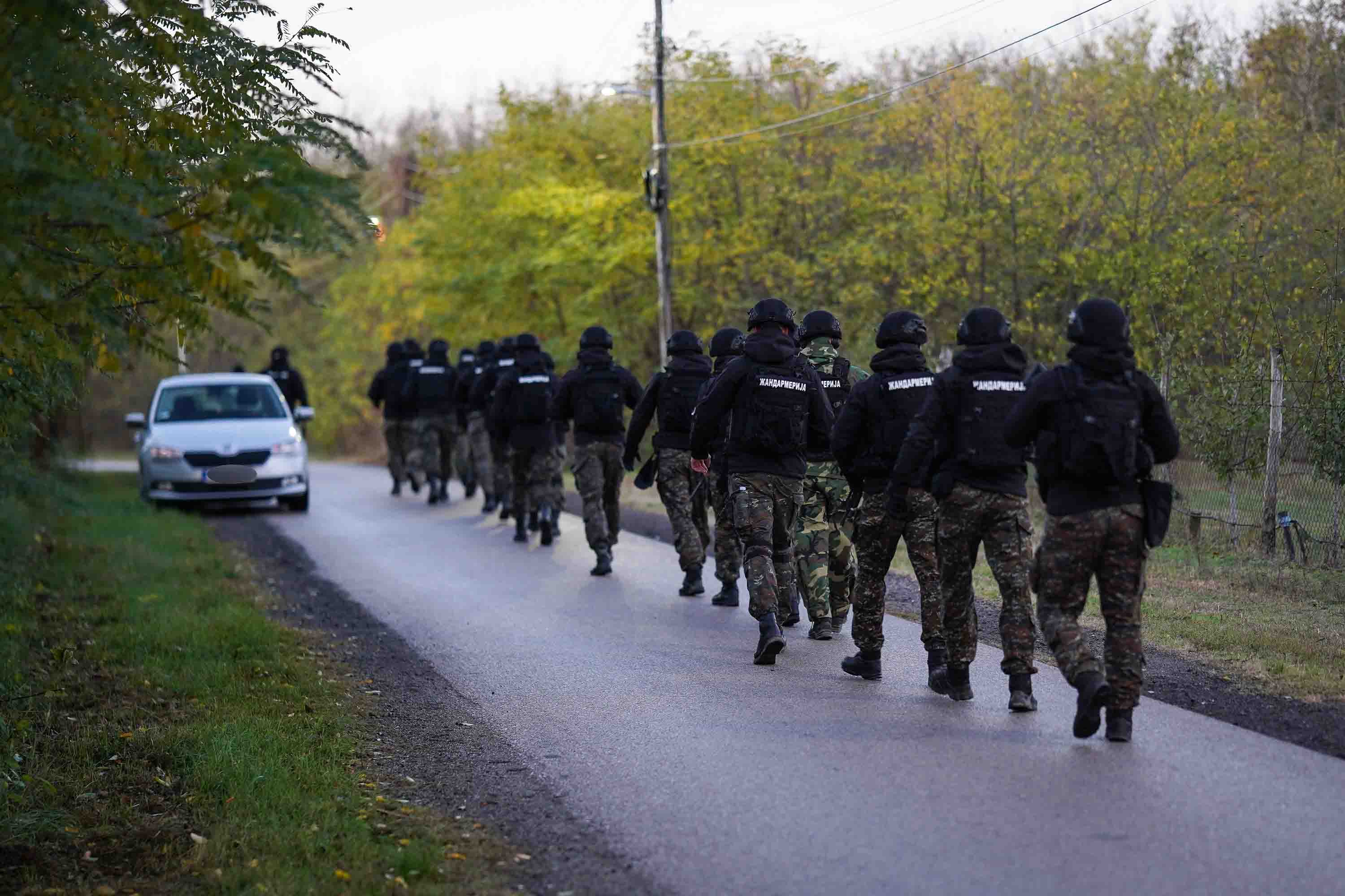 Iregularni migranti, policija, žandarmerija, ilustracija, pokrivalica, fičer, leđa, ledja Foto: MUP