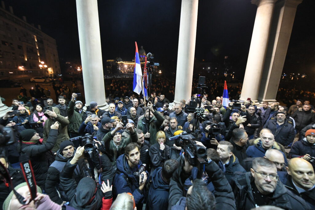 Beograd 24.12.2023. Protest građana ispred zgrade RIK-a. Protest, Skupština grada, pokušavaju da uđu u skupštinu Foto: Amir Hamzagić/Nova.rs