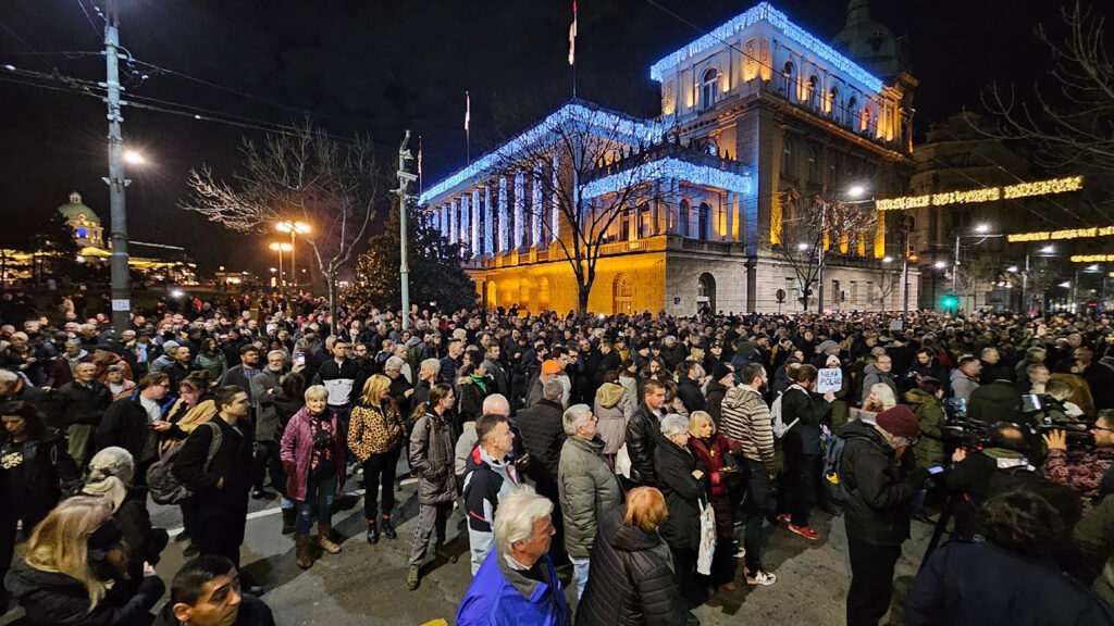 Mesto: Beograd
Datum: Sun Dec 24 18:51:03 CET 2023
Dogadjaj: POLITIKA - Protest Srbija protiv nasilja, ispred sedišta RIK.
Fotoreporter: Marko Dragoslavić
Ličnosti:  
Izvor: FoNet