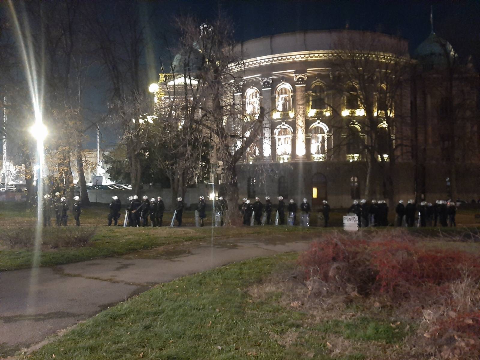 žandarmerija sa bočne strane skupštine, protest