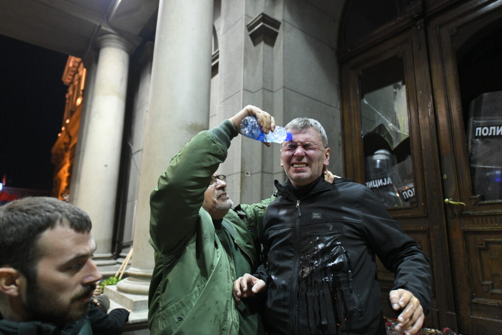 Beograd 24.12.2023. Protest građana  Protest, Skupština grada, pokušavaju da uđu u skupštinu, suzavac,policija Foto: Amir Hamzagić/Nova.rs
