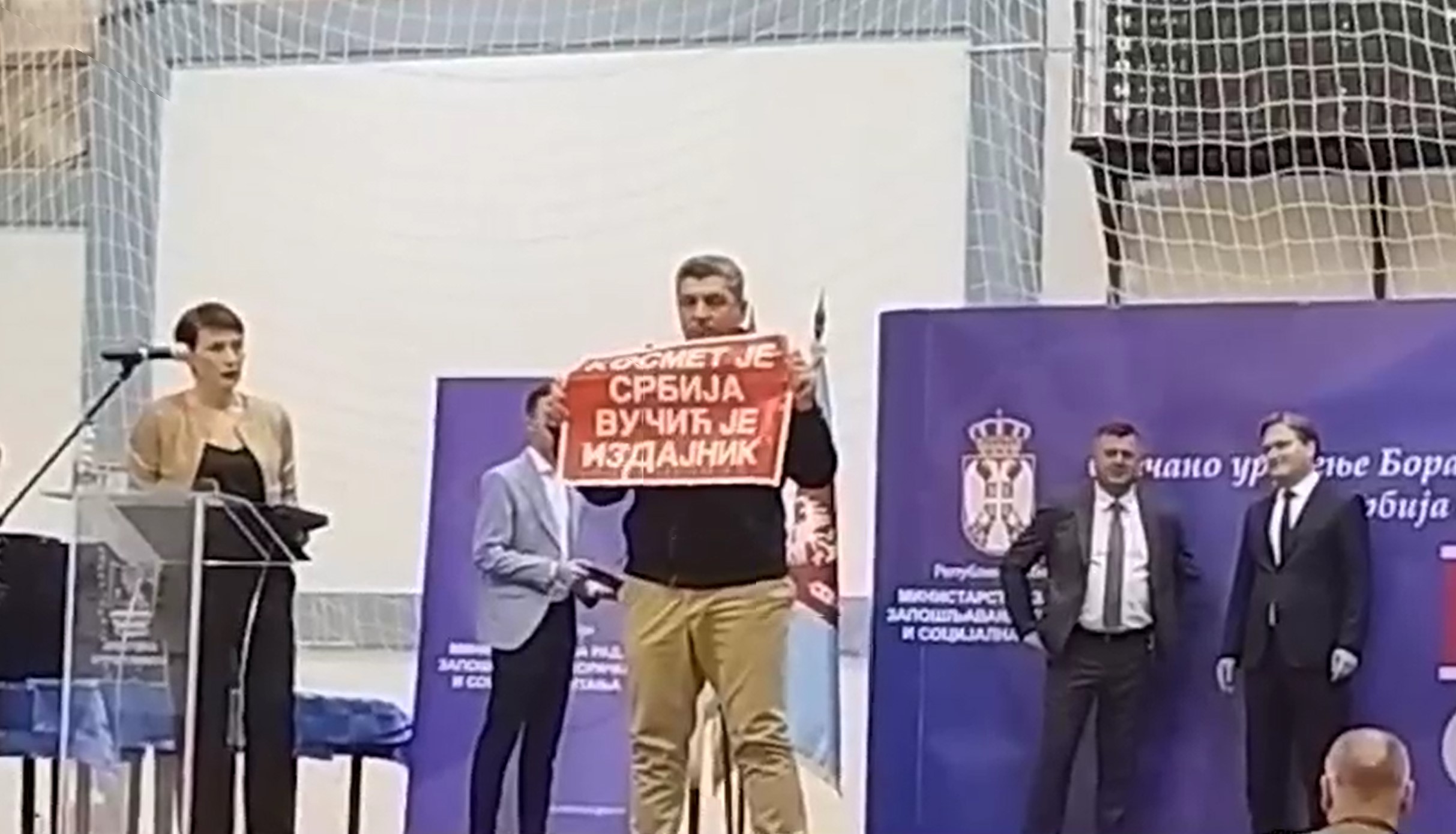 „Kosmet je Srbija, Vučić je izdajnik“: Kako je Zvezdan Ristić nakon što mu je ministar Selaković uručio odlikovanje priveden u kuršumlijsku policiju