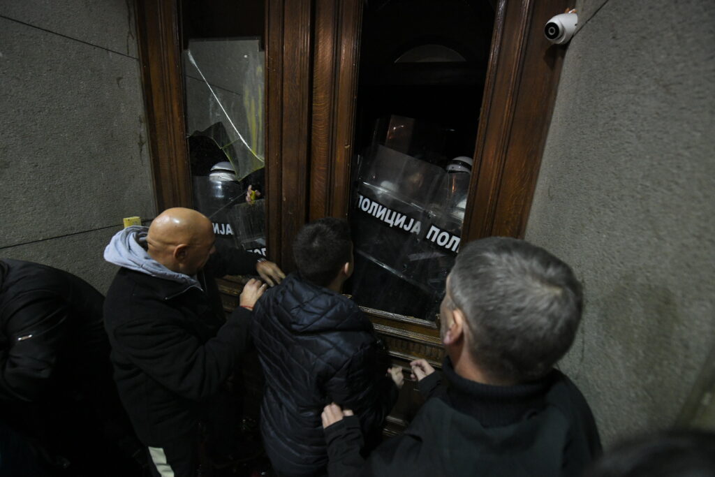 Beograd 24.12.2023. Protest građana  Protest, Skupština grada, pokušavaju da uđu u skupštinu, suzavac,policija Foto: Amir Hamzagić/Nova.rs