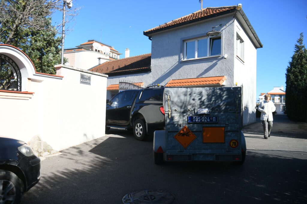 zvezdara bomba kosmajac policija Beograd, 9.novembar 2023. Kuća Dragoslava Kosmajca, Bomba, Dragoslav Kosmajac, Zvezdara
Bačena bomba na kuću Dragoslava Kosmajca
Foto: Filip Krainčanić/Nova.rs