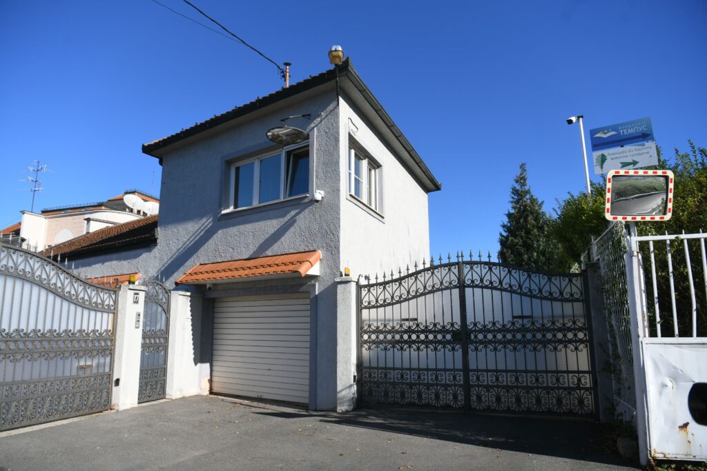 Beograd, 9.novembar 2023. Kuća Dragoslava Kosmajca, Bomba, Dragoslav Kosmajac, Zvezdara
Bačena bomba na kuću Dragoslava Kosmajca
Foto: Filip Krainčanić/Nova.rs