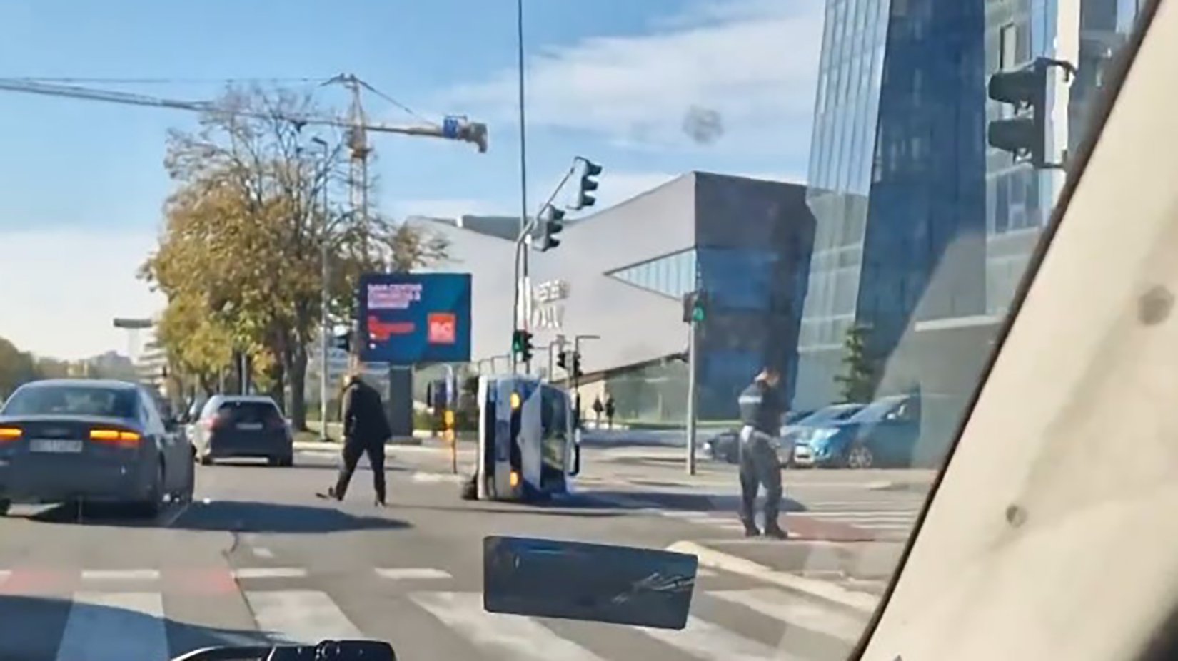 Novi Beograd, saobraćajna nesreća, automobil Foto: Printscreen/Instagram/serbialive_beograd