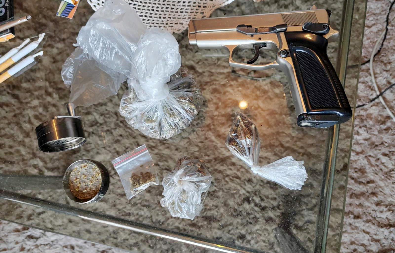 zaplenjeni droga i pištolj,Indjija,  Mup saopštenje