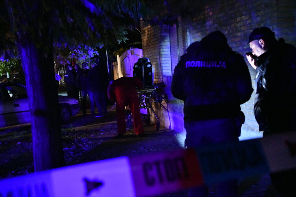 Zrenjanin 23. novembar 2023. Eksplozija u kući u Ulici Mađarske komune u naselju Mužlja, policija, vatrogasci, hitna pomoć, mrak, noć Foto:Vesna Lalić/Nova.rs