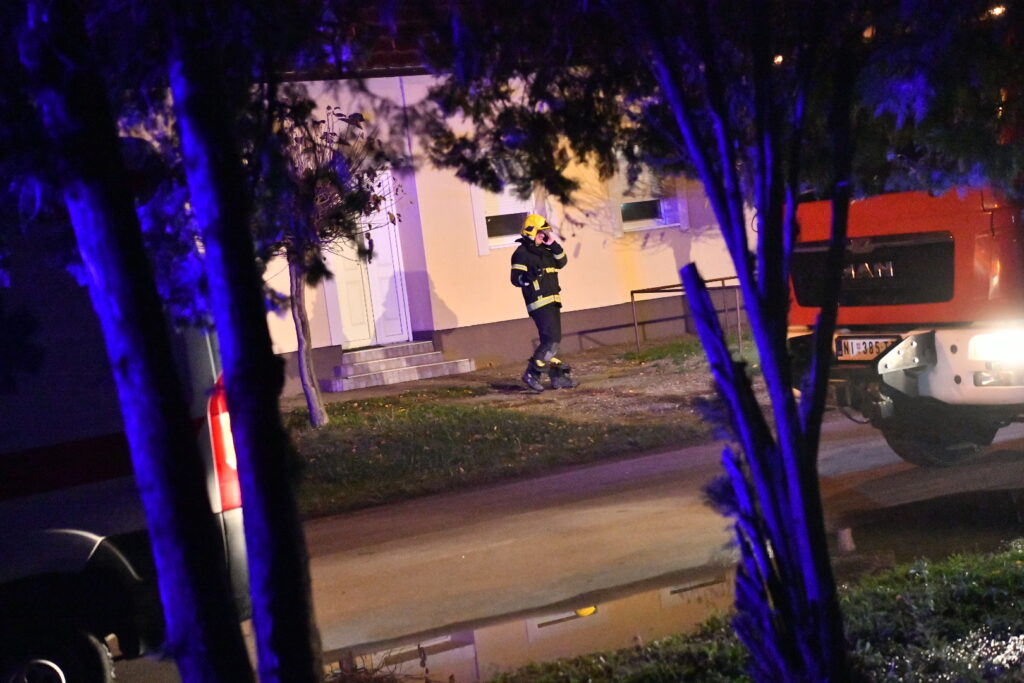 Zrenjanin 23. novembar 2023. Eksplozija u kući u Ulici Mađarske komune u naselju Mužlja, policija, vatrogasci, hitna pomoć, mrak, noć Foto:Vesna Lalić/Nova.rs