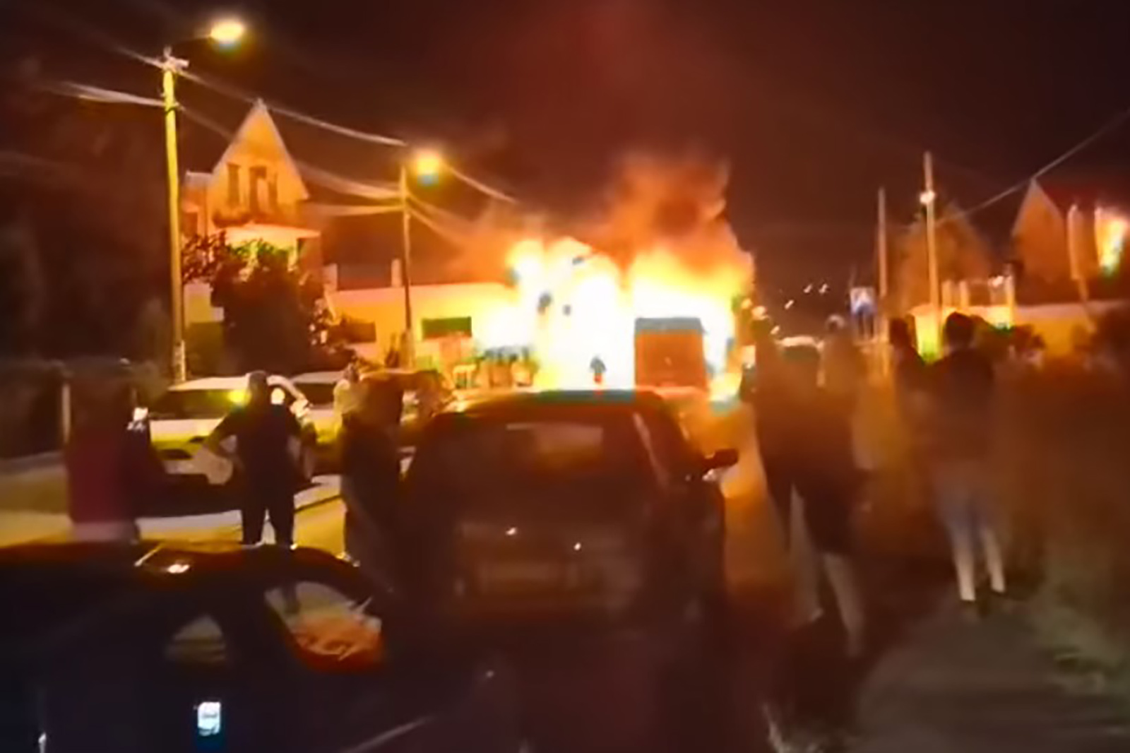“Zeleznik, zapalio se autobus”