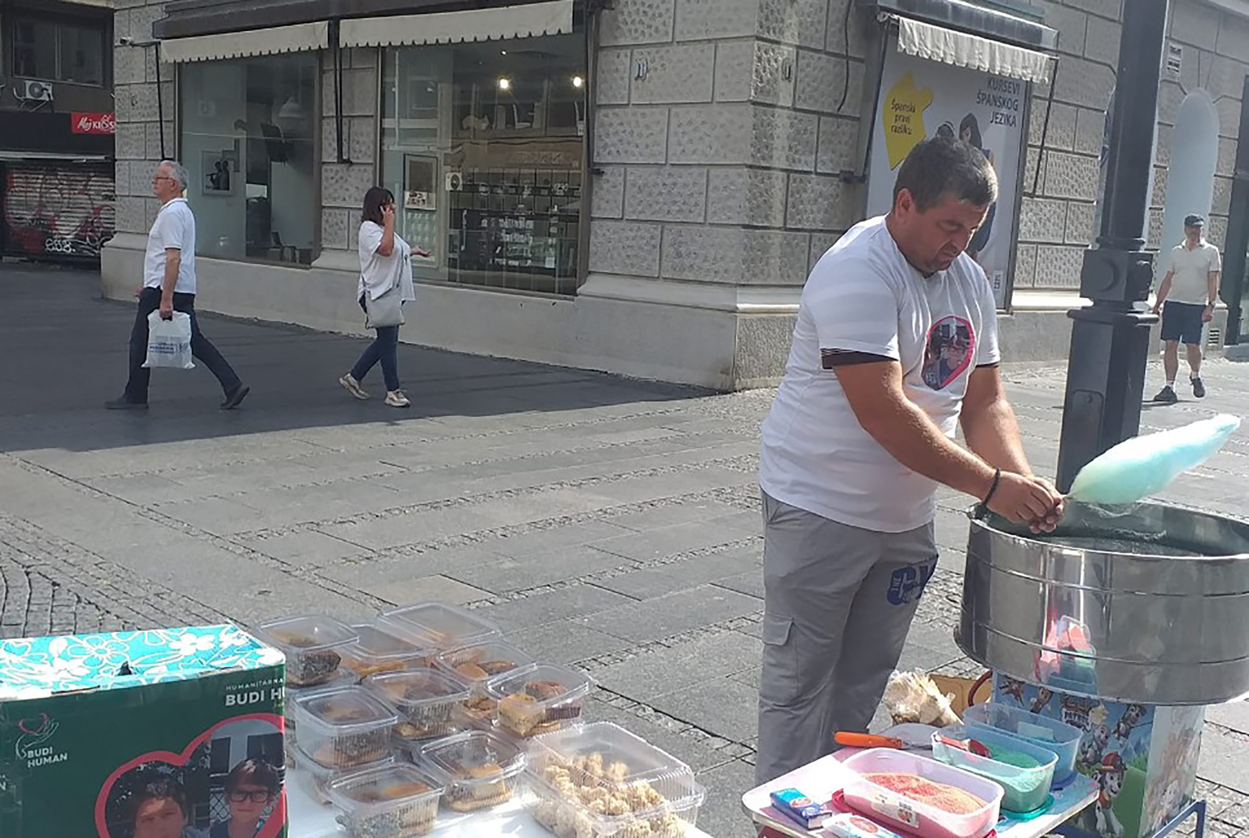 Hrabri i požrtvovani otac, Nikola Kerić, koji je srca ljudi osvojio svojom nepokolobljivom željom da zaradi novac za svoje sinove koji su oboleli od autizma, preminuo je jutros.