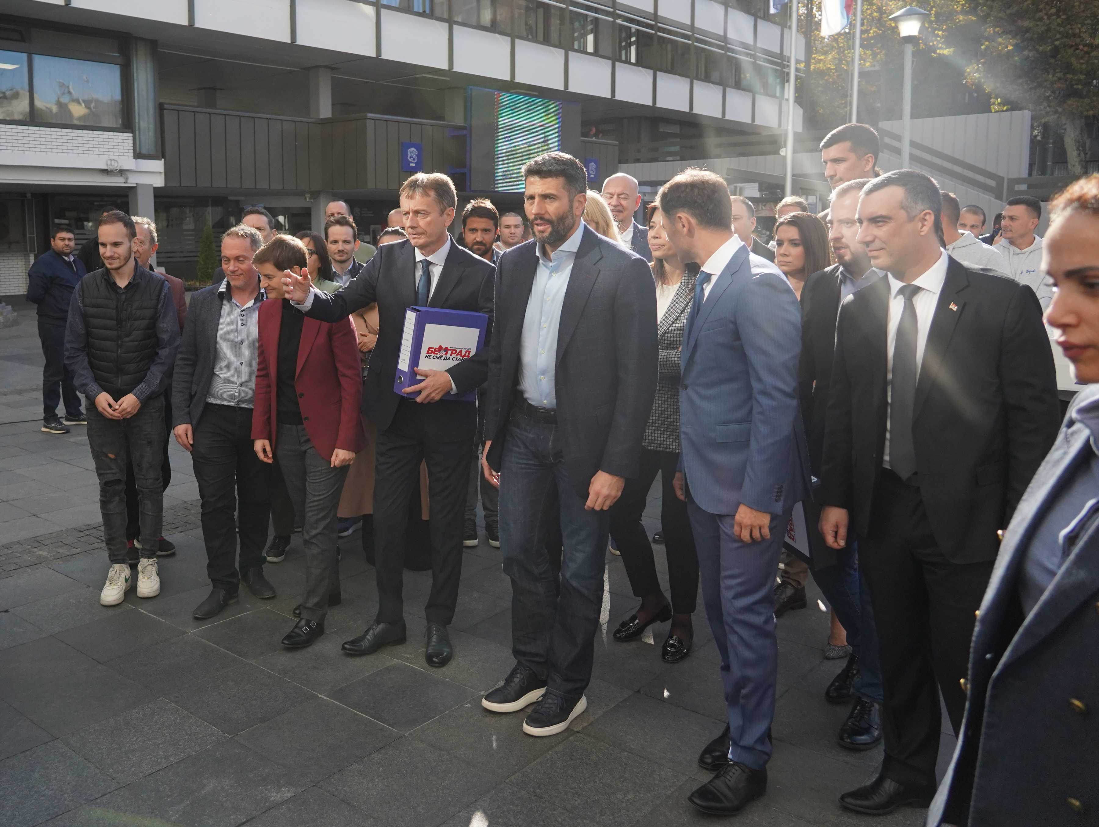 The City Committee of the Serbian Progressive Party of Belgrade handed over signatures of citizens' support for the list "Aleksandar Vucic – Belgrade must not stop" in the premises of the City Election Commission.