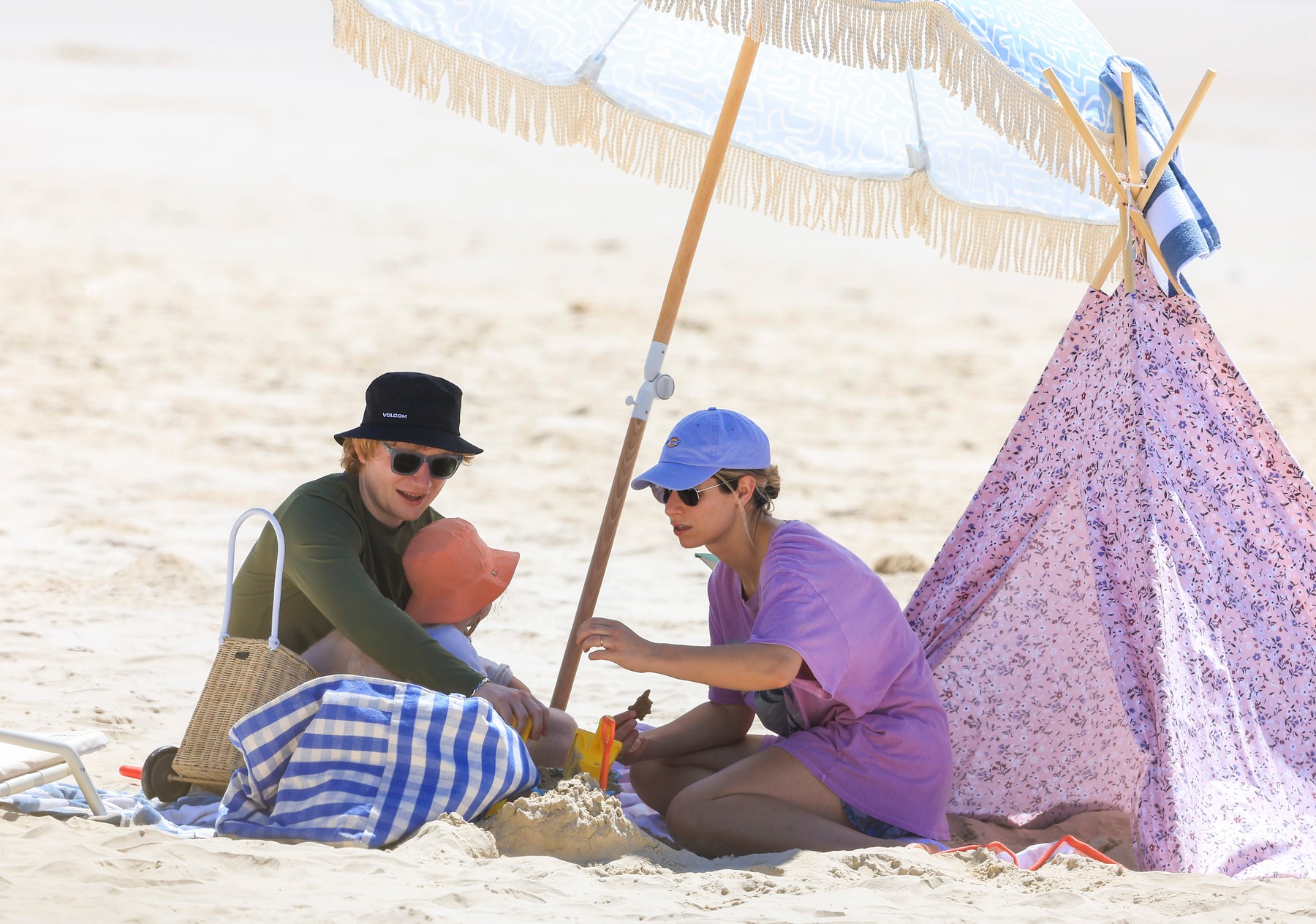 EXCLUSIVE: NO WEB BEFORE 3.20PM GMT (10.20AM EST) 21ST FEB 2022 - Ed Sheeran And Wife Cherry Seaborn Soak Up The Sun Down Under On A Byron Bay Beach Day With Their Daughters, Lyra And Jupiter