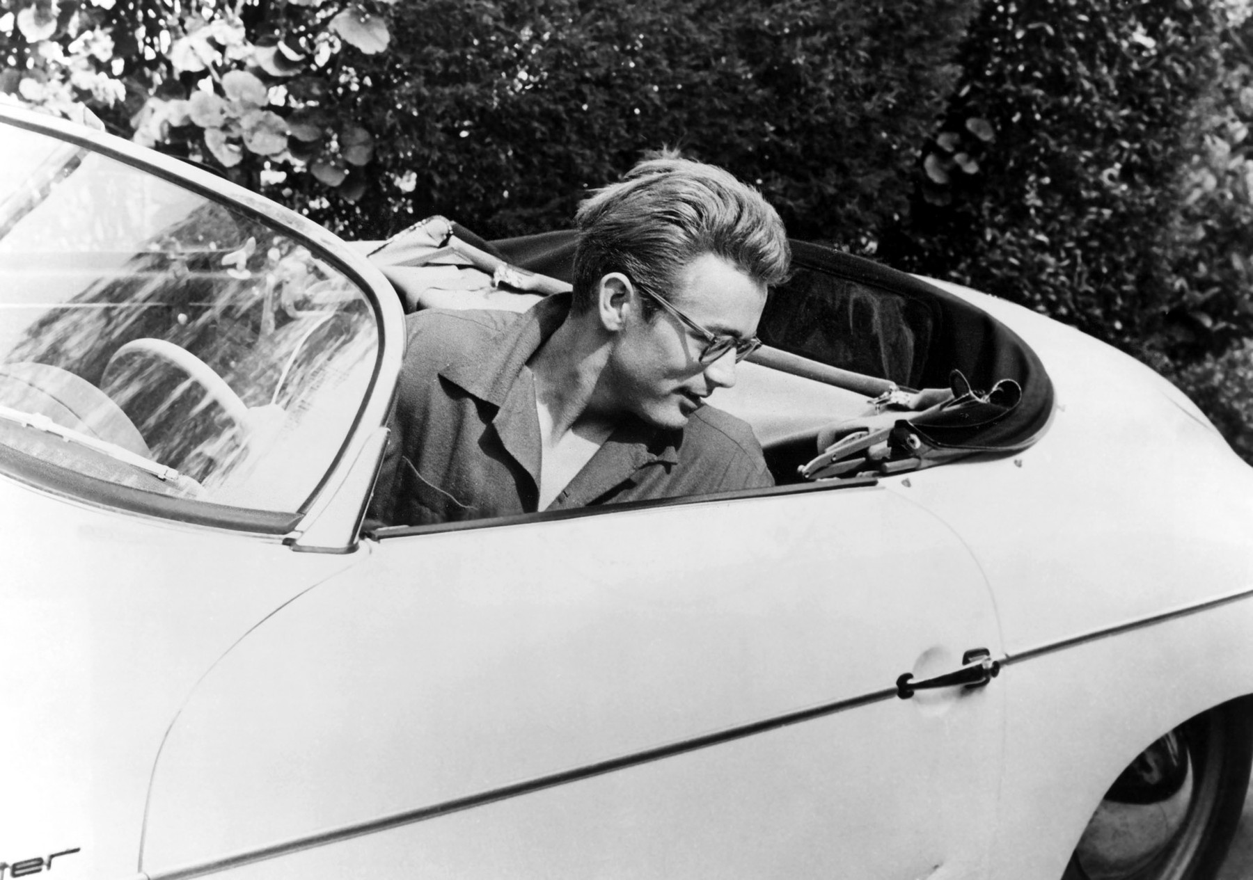 JAMES DEAN in his Porsche, 1955,Image: 98245252, License: Rights-managed, Restrictions: For usage credit please use; Courtesy Everett Collection, Model Release: no, Credit line: Courtesy Everett Collection / Everett / Profimedia