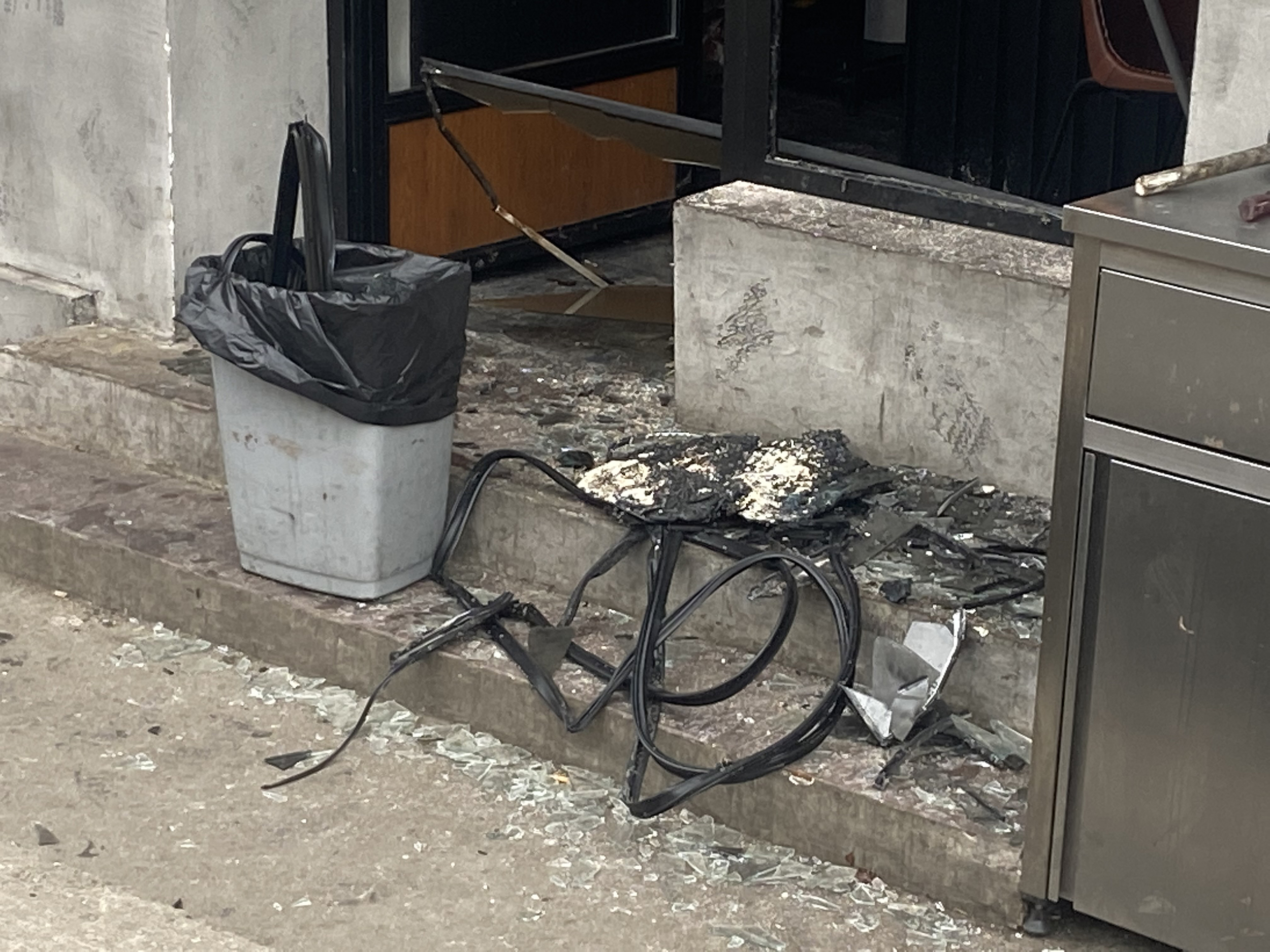 Lokal Bake praseta, kod bake, molotovljev koktel, razbijen
