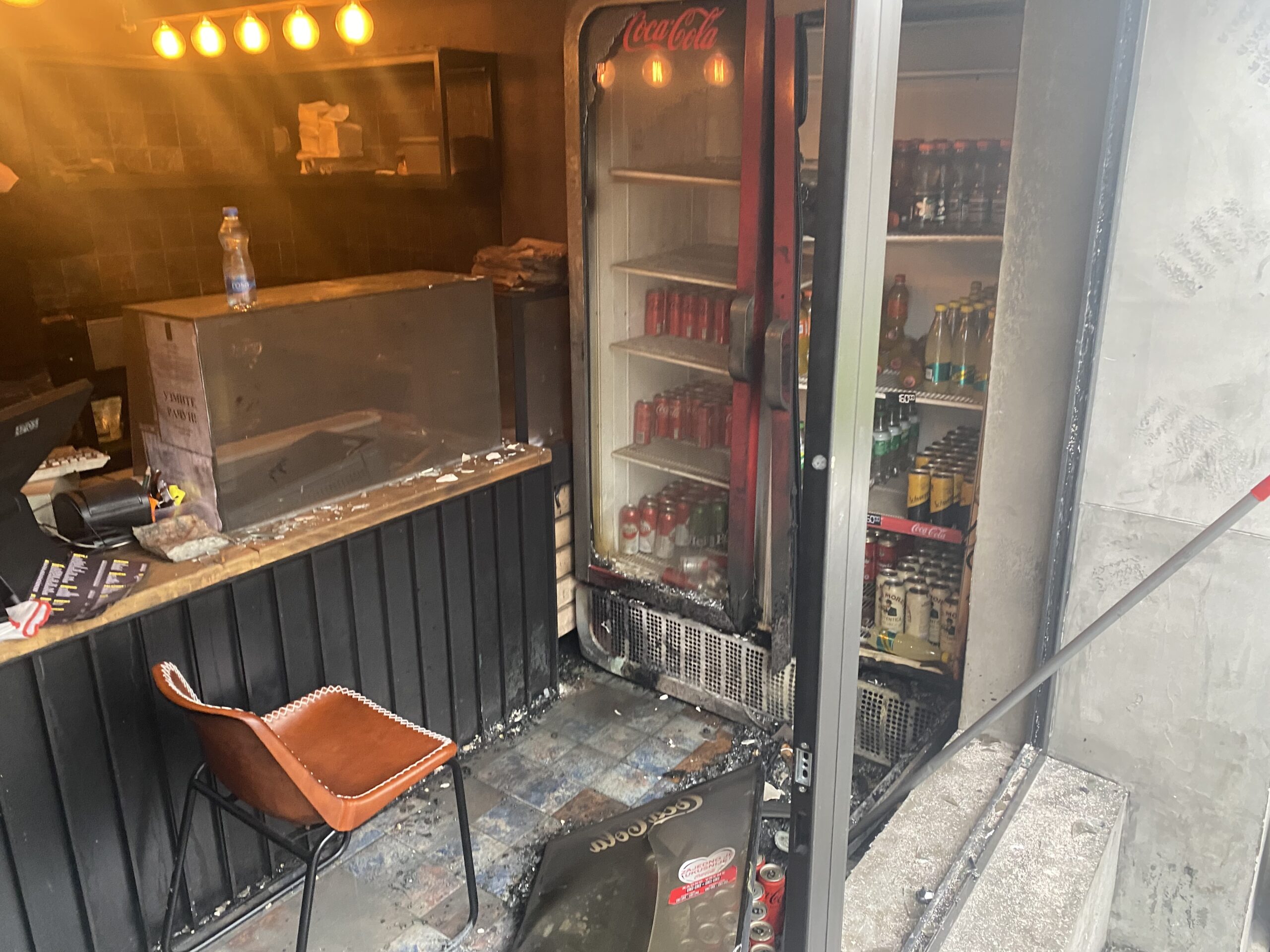 Lokal Bake praseta, kod bake, molotovljev koktel, razbijen