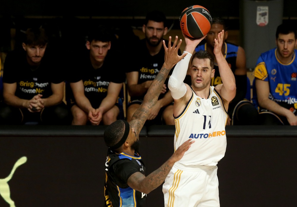 epa10999948 Real Madrid's Mario Hezonja (R) in action against Maccabi's Lorenzo Brown (L) during the Euroleague basketball match between Maccabi Tel Aviv and Real Madrid in Belgrade, Serbia, 28 November 2023.  EPA-EFE/ANDREJ CUKIC