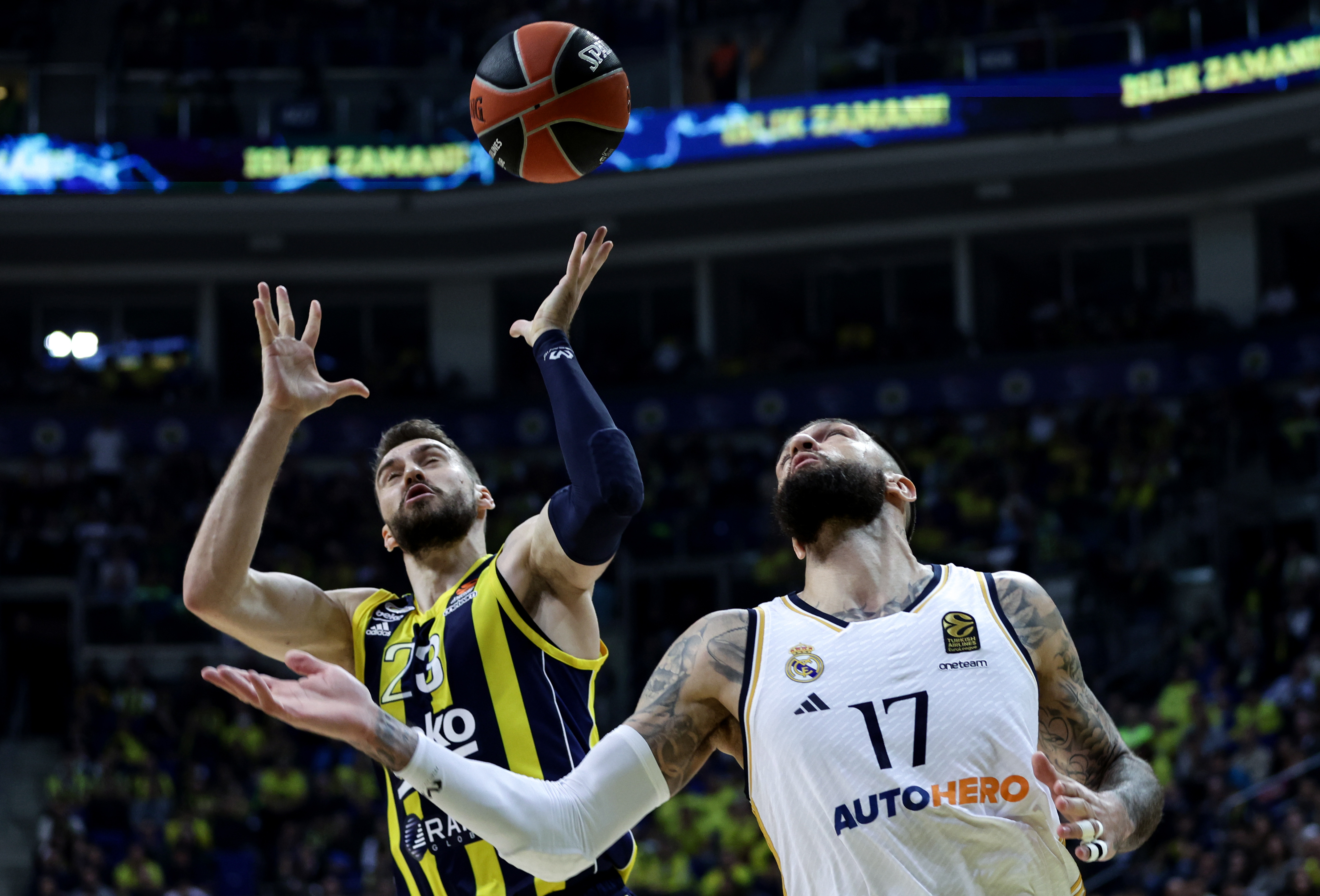 epa11004038 Marko Guduric (L) of Fenerbahce in action against Vincent Poirier (R) of Real Madrid during the Euroleague Basketball match between Fenerbahce Beko and Real Madrid in Istanbul, Turkey, 30 November 2023.  EPA-EFE/ERDEM SAHIN