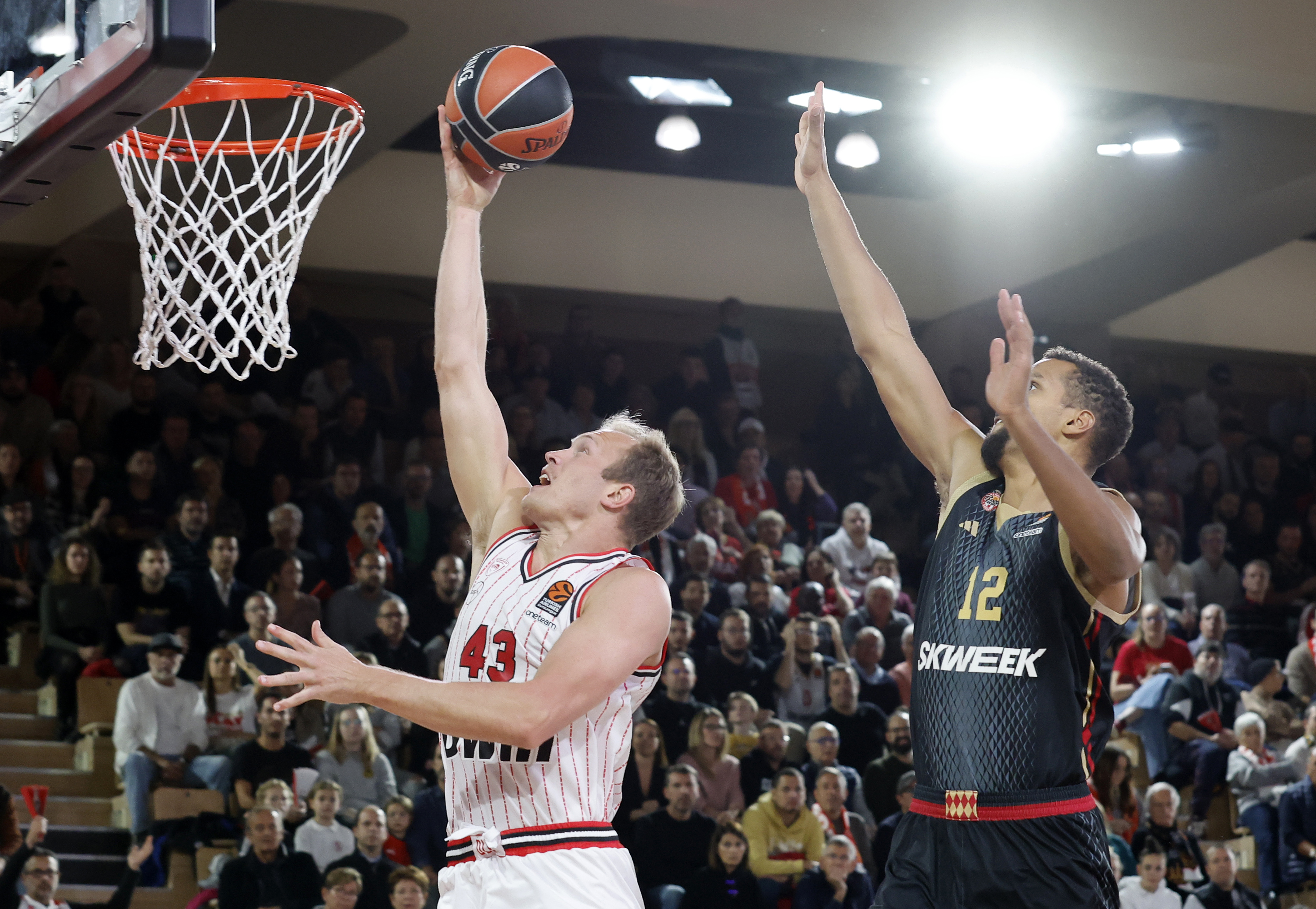 epa11004156 Luke Sikma (L) of AS Monaco and Petr Cornelie (R) of Olympiacos Piraeus in action during the Euroleague Basketball match between AS Monaco and Olympiacos Piraeus at the Louis II stadium, in Monaco, 30 November 2023.  EPA-EFE/SEBASTIEN NOGIER