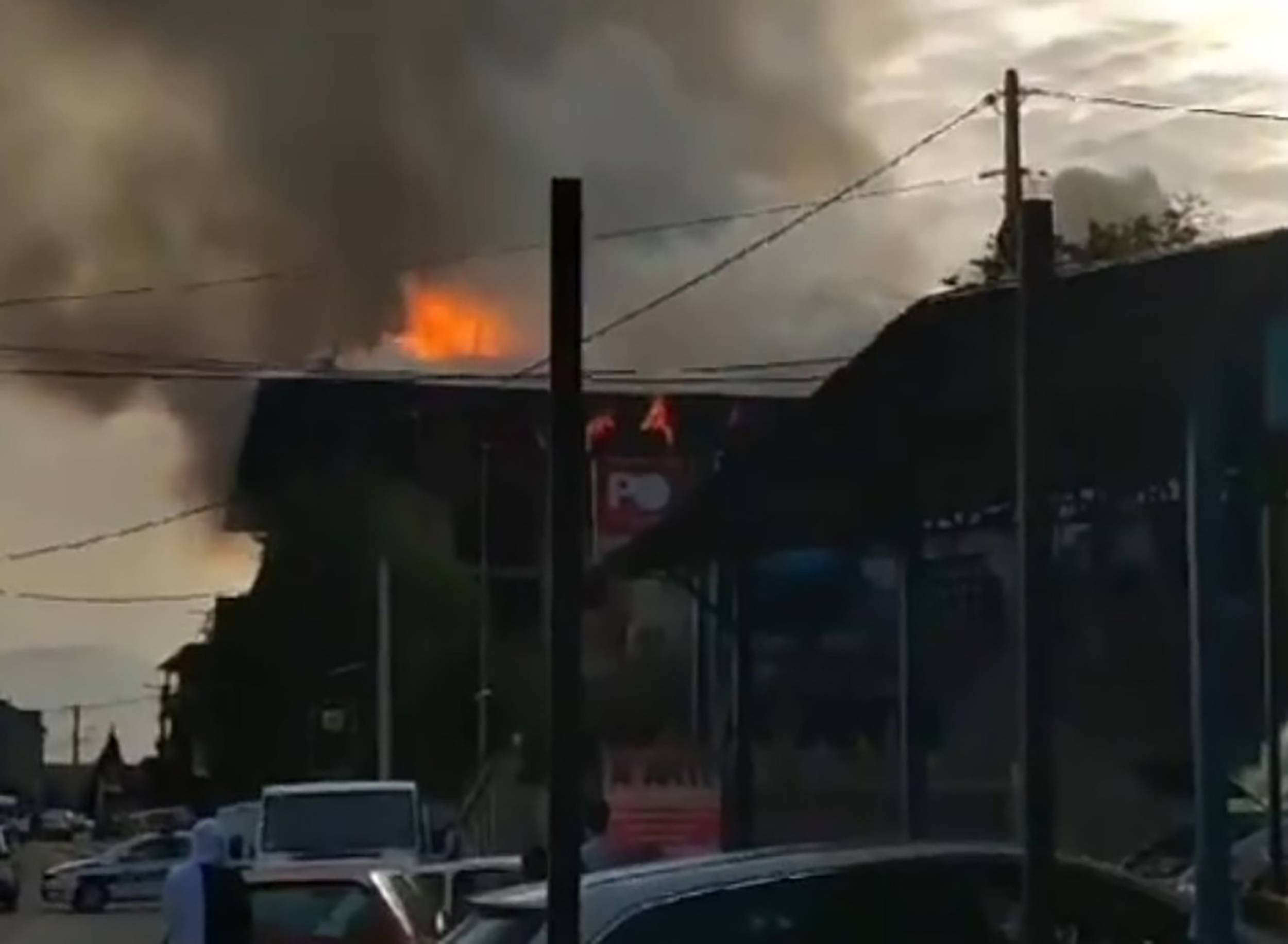 Veliki požar na magistralnom putu Novi Pazar - Ribariće. Gori nezvaršeni objekat.