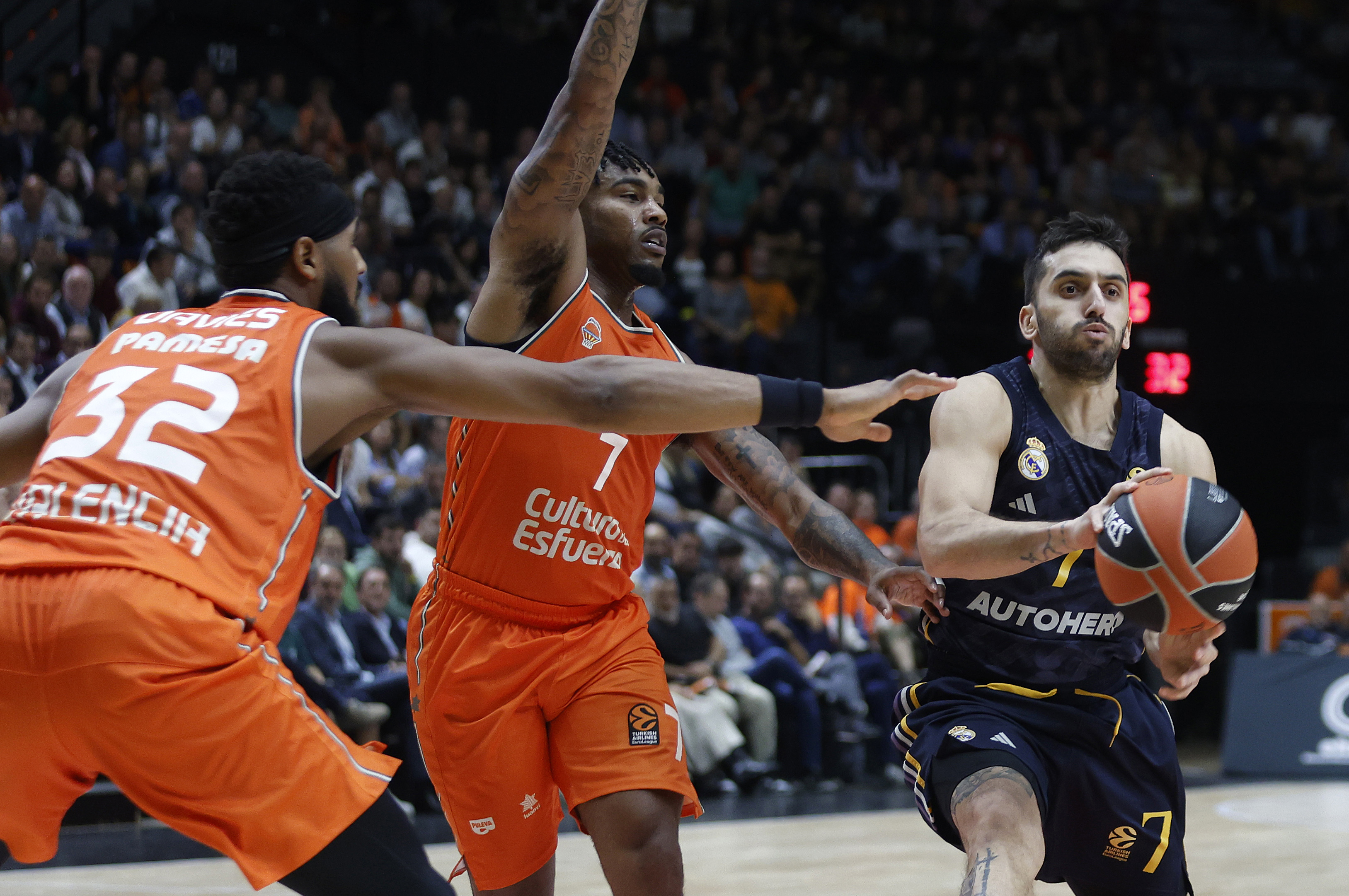 epa10975325 Real Madrid's Facundo Campazzo (R) in action against Valencia's Chris Jones (C) during the Euroleague basketball match between Valencia Basket and Real Madrid, in Valencia, Spain, 14 November 2023.  EPA-EFE/Miguel Angel Polo