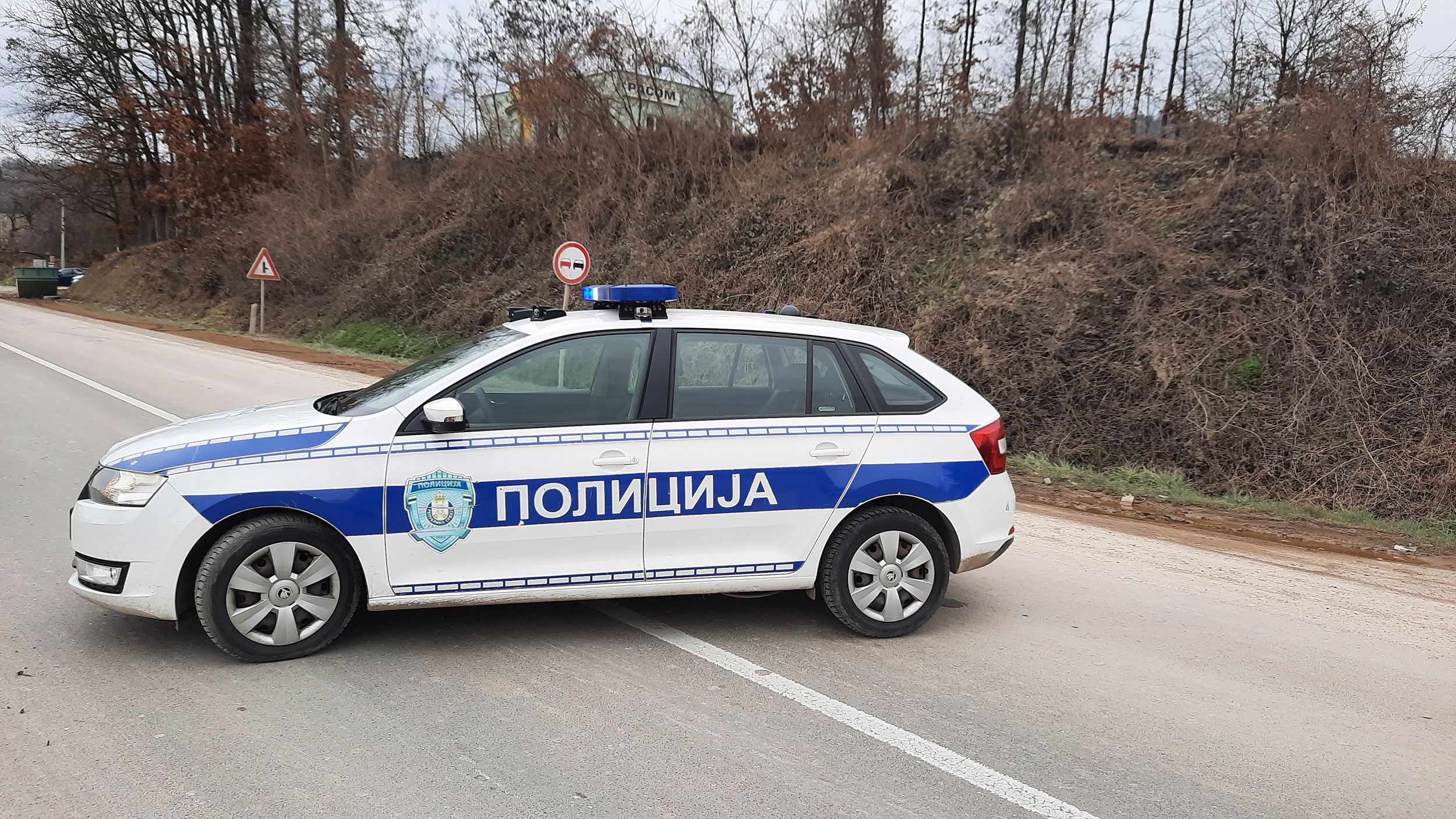 Udes u Mojsinju kod Čačka, troje povređeno, policija, policiski auto