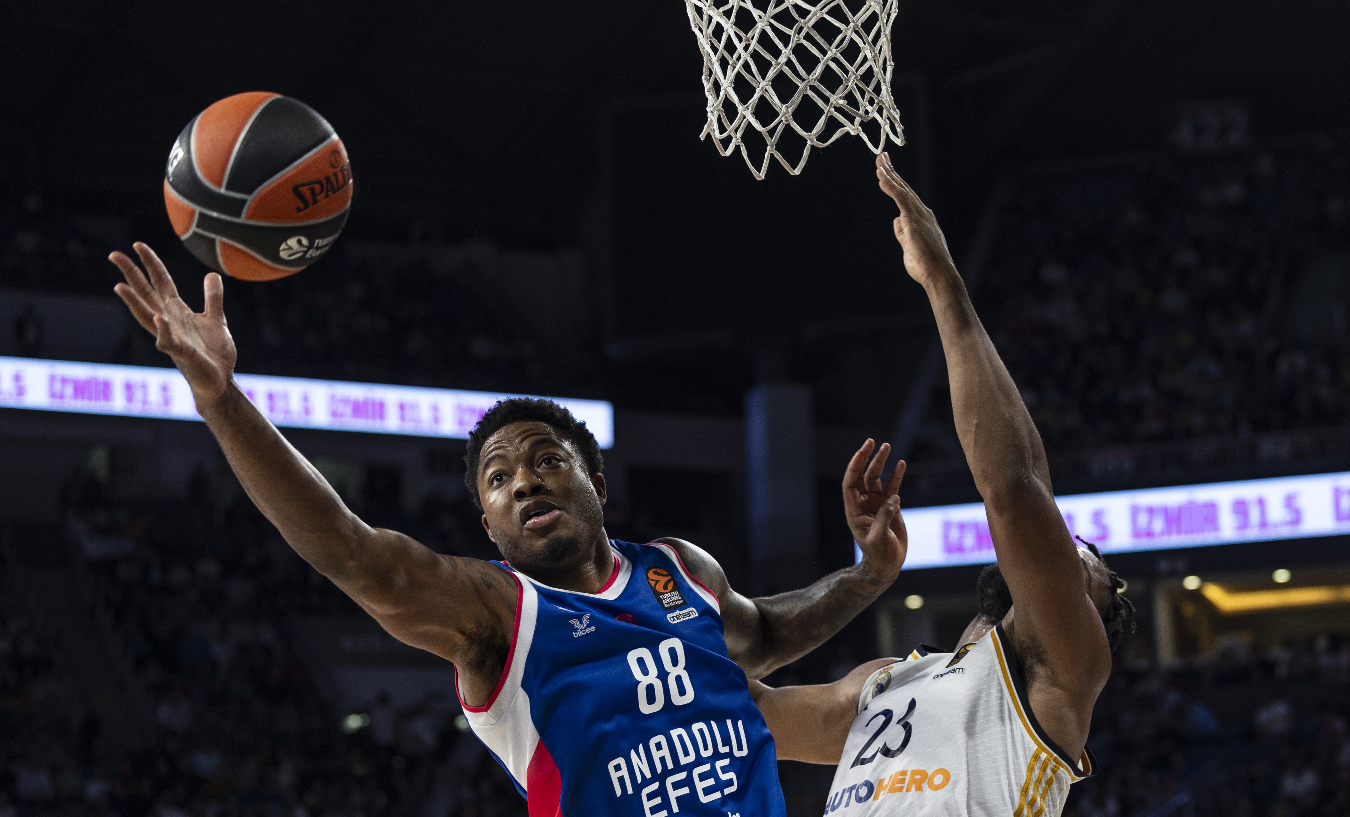 epa10915417 Anadolu Efes' Tyrique Jones (L) in action against Real Madrid's Guerschon Yabusele (R) during the Euroleague Basketball match between Anadolu Efes and Real Madrid in Istanbul, Turkey, 12 October 2023.  EPA-EFE/TOLGA BOZOGLU