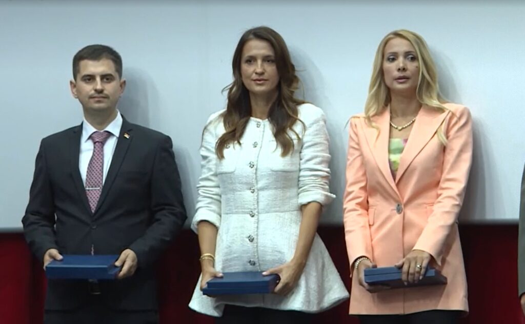 Opština Vlasotince nagradila ćerku trgovca oružjem Slobodana Tešića, Danijela Vasiljević, ćerka Slobodan Tešić