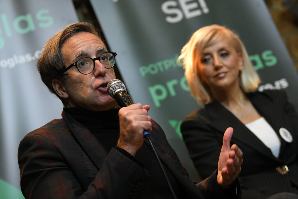 Pančevo, 15.11.2023. Ivan Medenica, Milena Božović.  Tribina, Inicijativa ProGlas, Podrži i potpiši Proglas Foto: Amir Hamzagić/Nova.rs