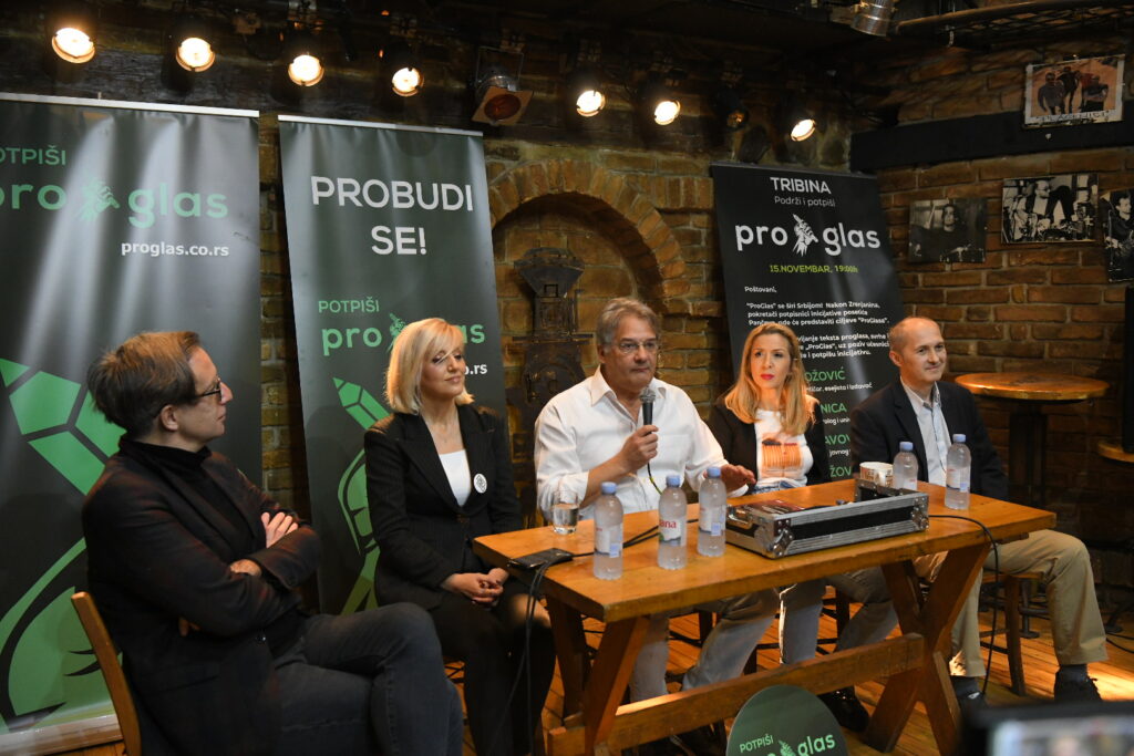 Pančevo, 15.11.2023. Ivan Medenica, Milena Božović, Bojana Savović, Gojko Božović. Tribina, Inicijativa ProGlas, Podrži i potpiši Proglas Foto: Amir Hamzagić/Nova.rs