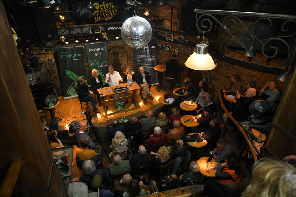 Pančevo, 15.11.2023. Ivan Medenica, Milena Božović, Bojana Savović, Gojko Božović. Tribina, Inicijativa ProGlas, Podrži i potpiši Proglas Foto: Amir Hamzagić/Nova.rs