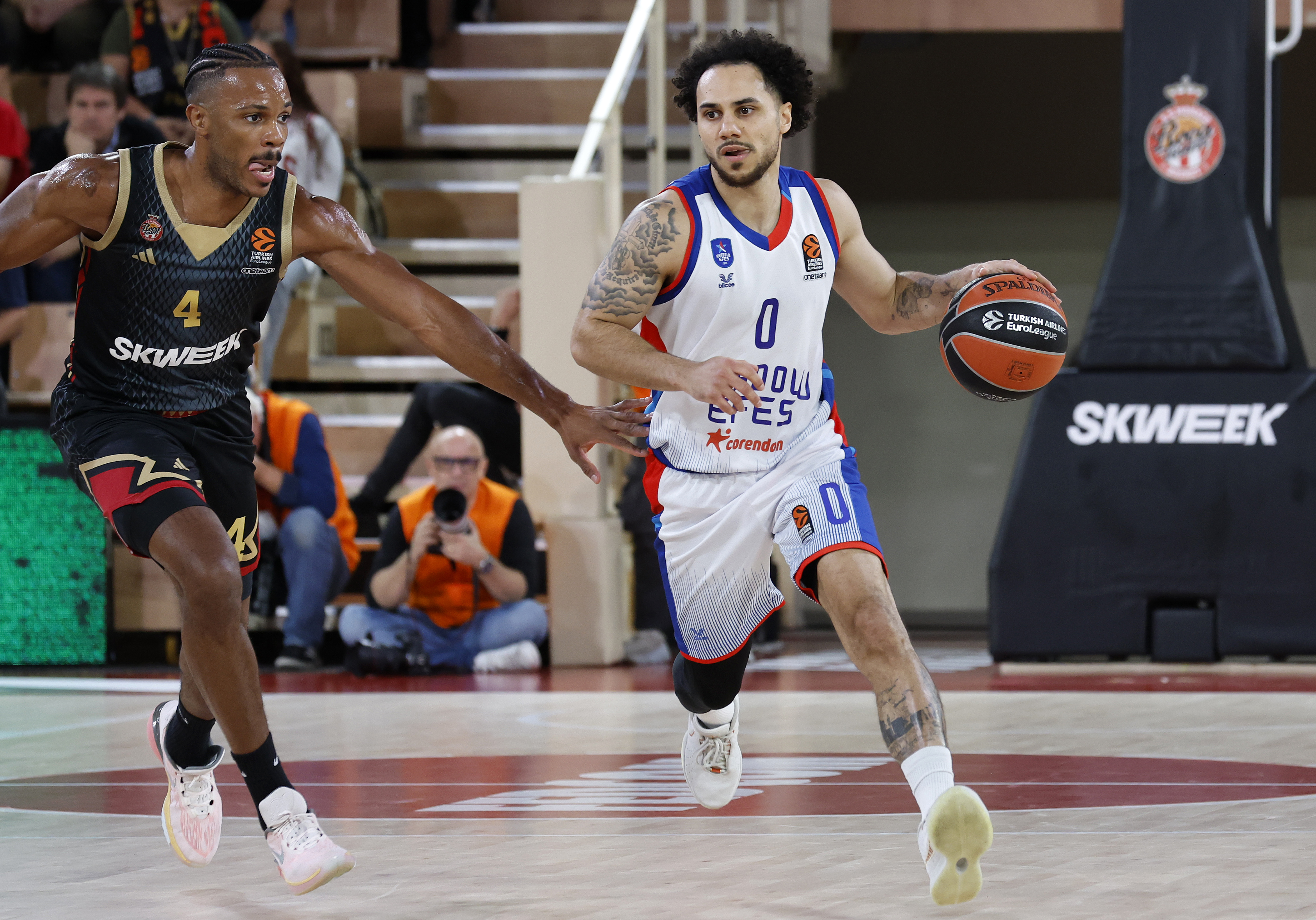 epa10975202 Jaron Blossomgame (L) of AS Monaco and Shane Larkin (R) of Anadolu Efes in action during the Euroleague Basketball match between AS Monaco and Anadolu Efes at the Louis II stadium, in Monaco, 14 November 2023.  EPA-EFE/SEBASTIEN NOGIER