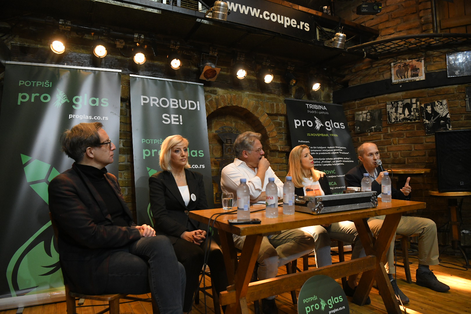 Pančevo, 15.11.2023. Ivan Medenica, Milena Božović, Bojana Savović, Gojko Božović. Tribina, Inicijativa ProGlas, Podrži i potpiši Proglas Foto: Amir Hamzagić/Nova.rs