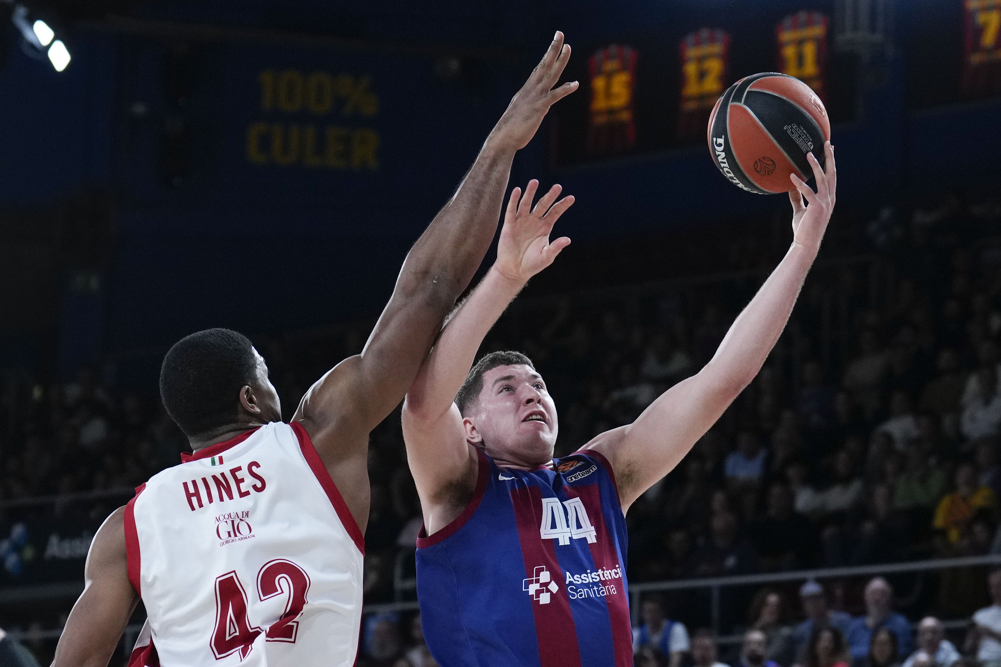 epa11031566 Barcelona's Joel Parra (R) in action against Armani Milano's Kyle Hines (L) during the Euroleague basketball match between FC Barcelona and Armani Milano, in Barcelona, Spain, 15 December 2023.  EPA-EFE/Alejandro Garcia