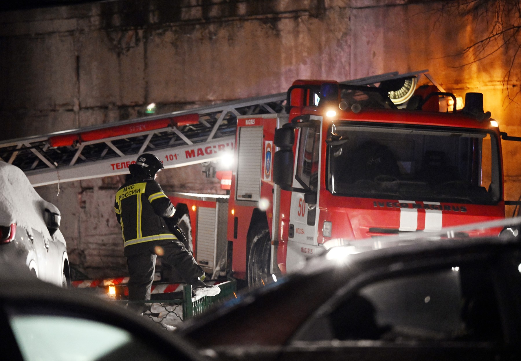 A fire in the building of a former hostel on Mezhdunarodnaya Street, the first floors of which were converted into a MKM hotel.