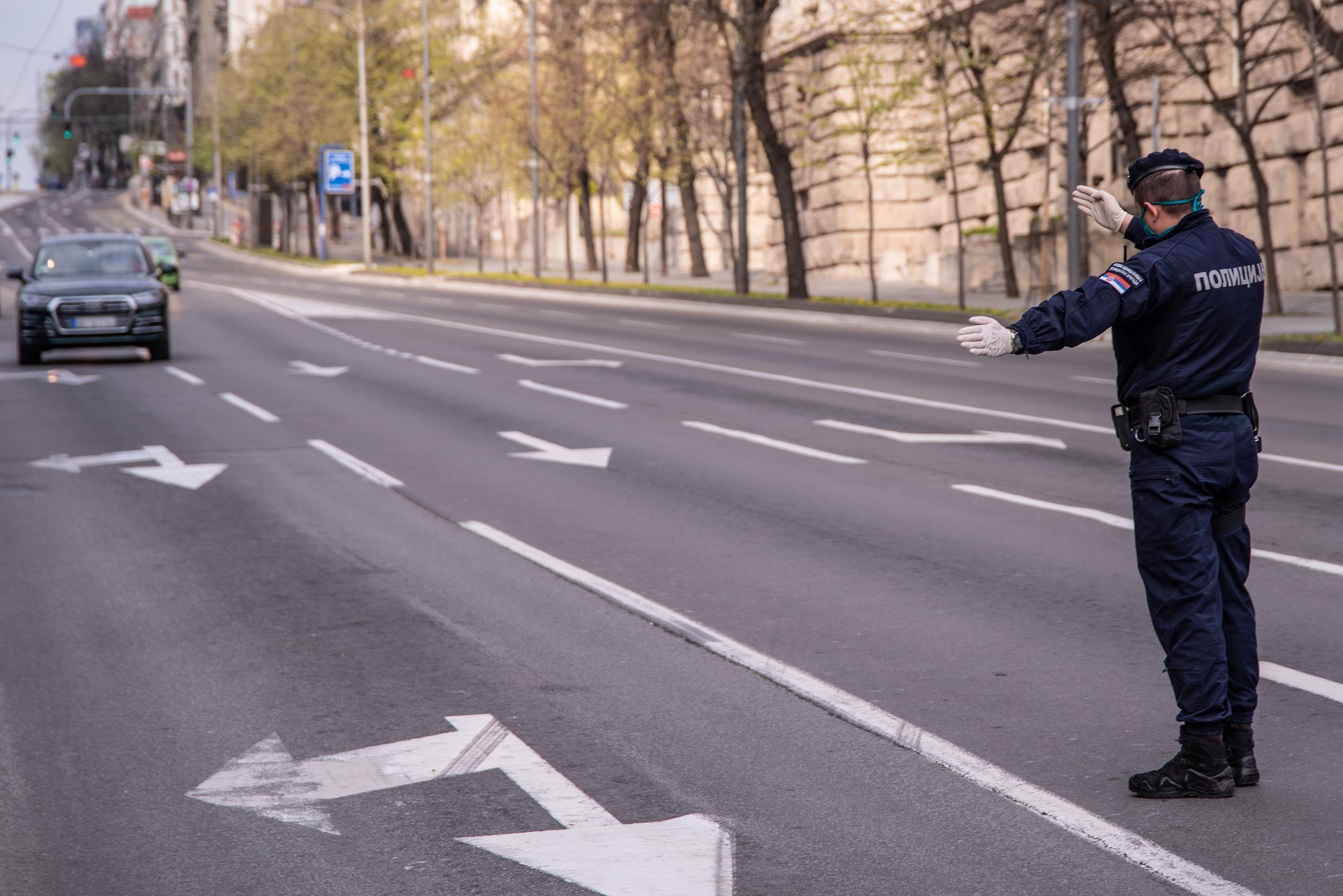 Beograd 05.04.2020. Vanredno stanje, koronavirus, zabrana kretanja 40 sati, vikend, pandemija, zatvoreno, lepo vreme, nema ljudi, sunčan dan, proleće, policija, zaustavljanje automobila Foto:Dragan Mujan/Nova.rs