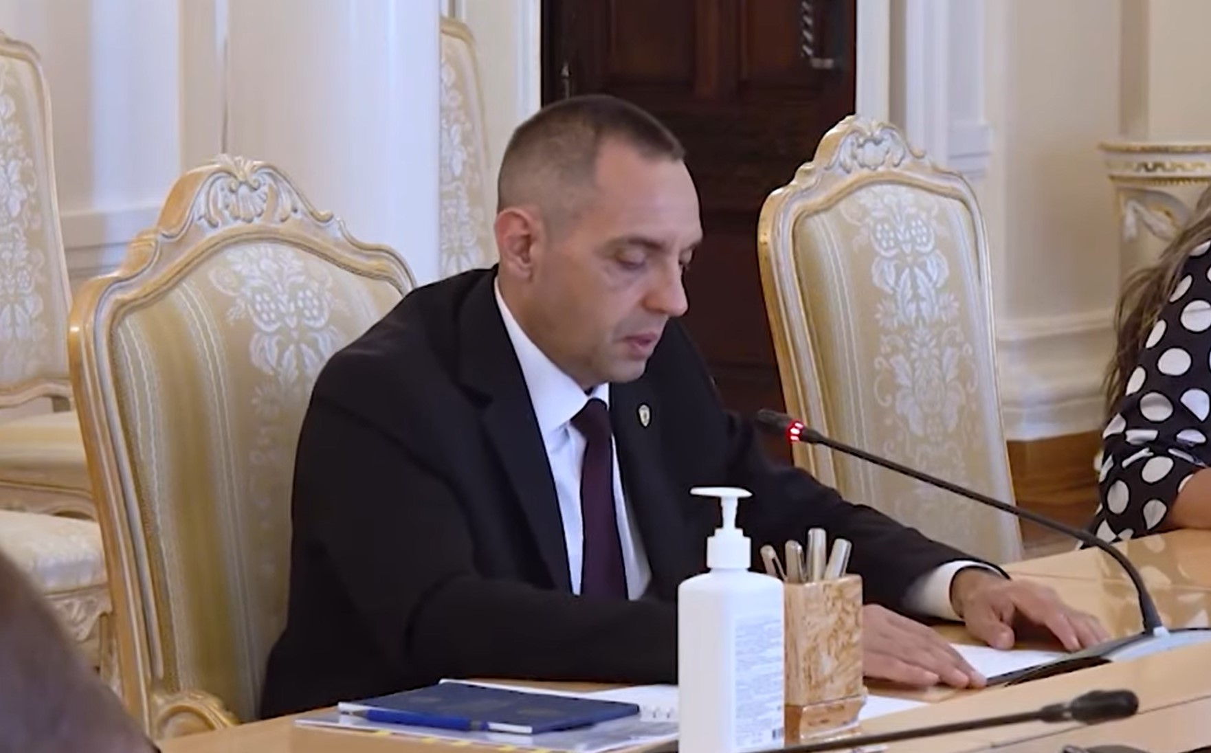 Naslov: PKG VULIN (ANITA) – Da li i kome Vulin tera inat?