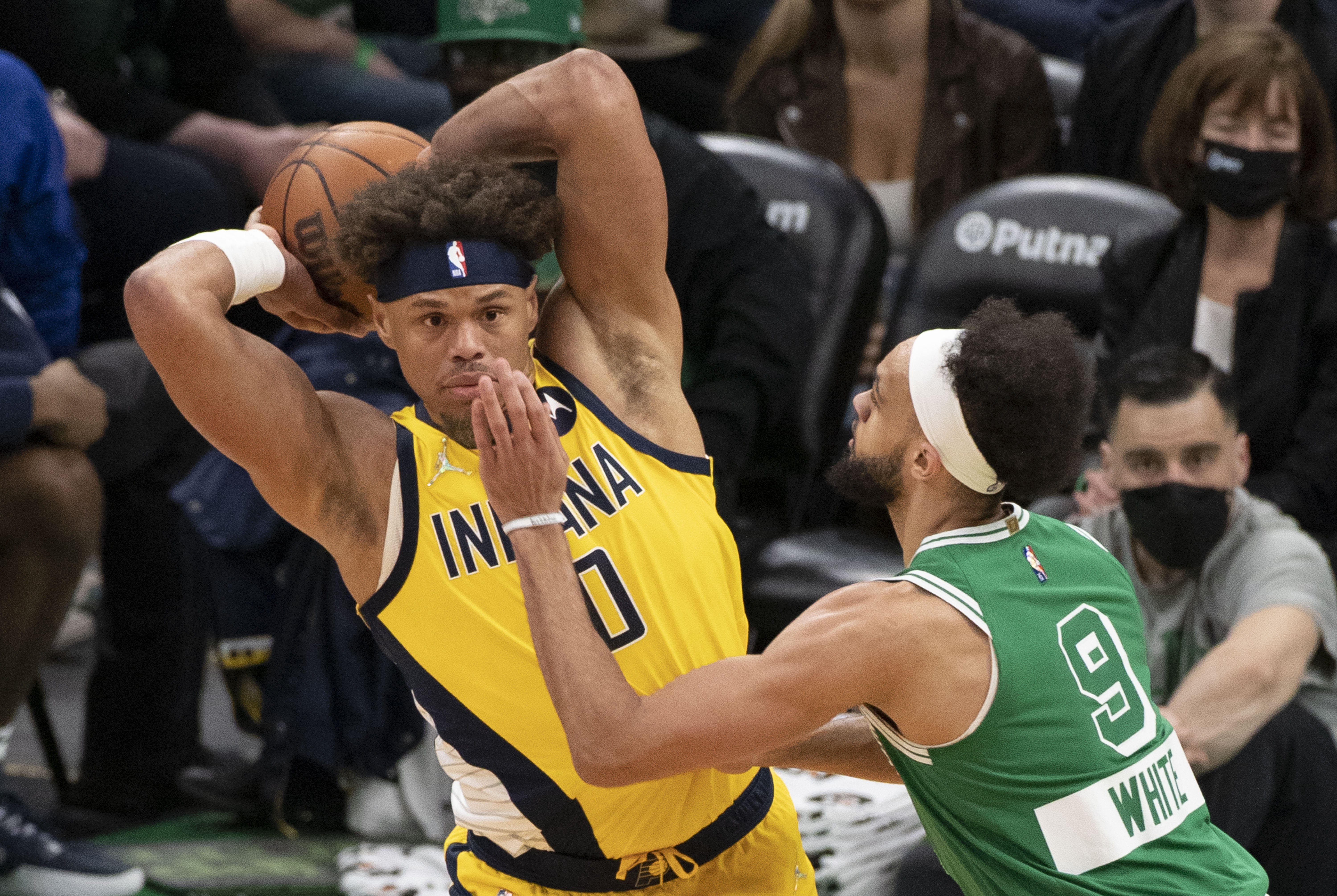 epa09864623 Indiana Pacers guard Justin Anderson (L) looks to pass around defending Boston Celtics guard Derrick White (R) during the first quarter at the TD Garden in Boston, Massachusetts, USA, 01 April 2022.  EPA-EFE/CJ GUNTHER  SHUTTERSTOCK OUT