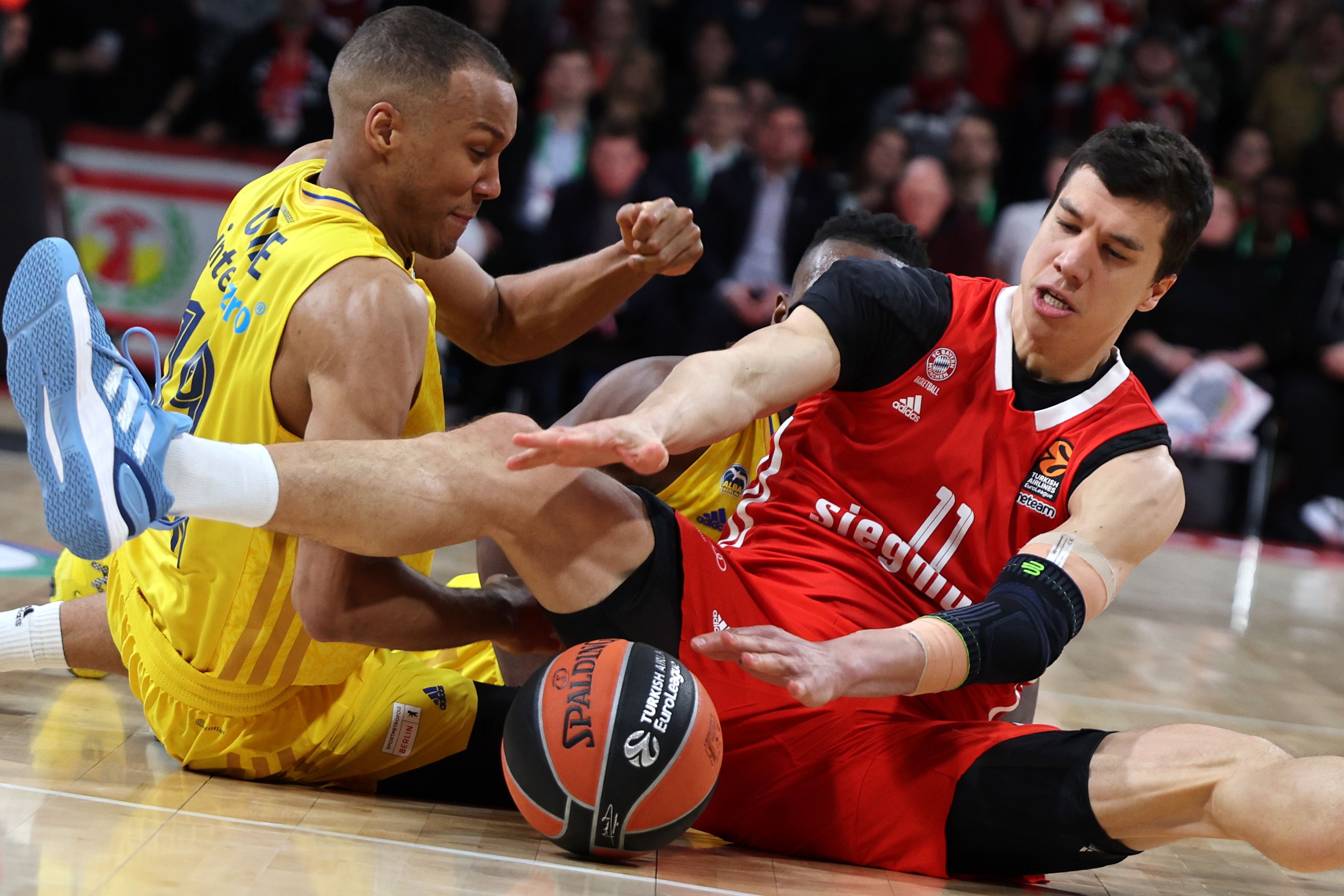epa10529107 Vladimir Lucic of Munich (R) in action against Louis Olinde of Berlin (L) during the Euroleague Basketball match between Bayern Munich and Alba Berlin in Munich, Germany, 17 March 2023.  EPA-EFE/ANNA SZILAGYI