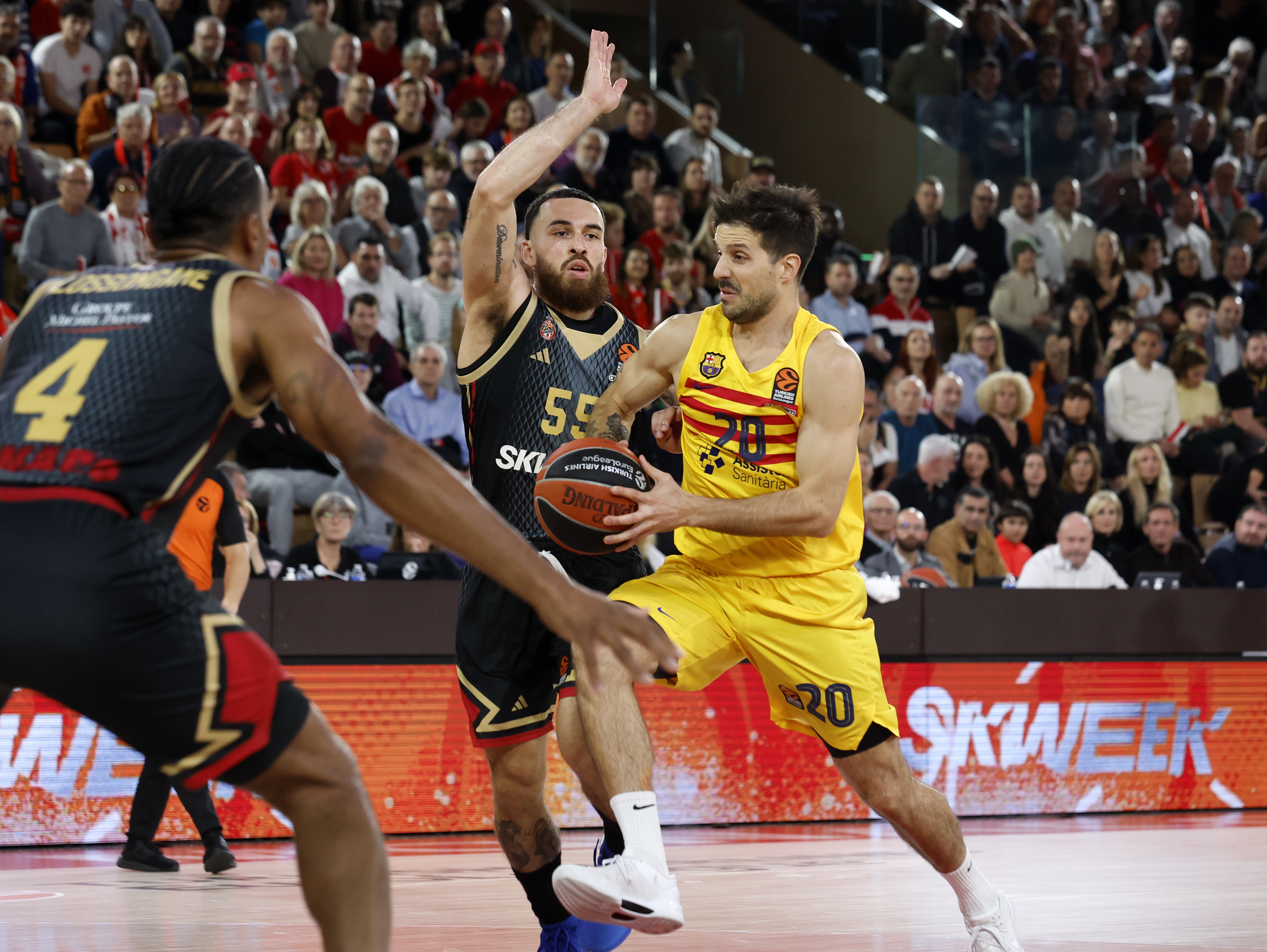 epa11048742 Mike James (L) of AS Monaco and Nicolas Laprovittola (R) of FC Barcelona in action during the Euroleague Basketball match between AS Monaco and FC Barcelona at the Louis II stadium, in Monaco, 29 December 2023.  EPA-EFE/SEBASTIEN NOGIER