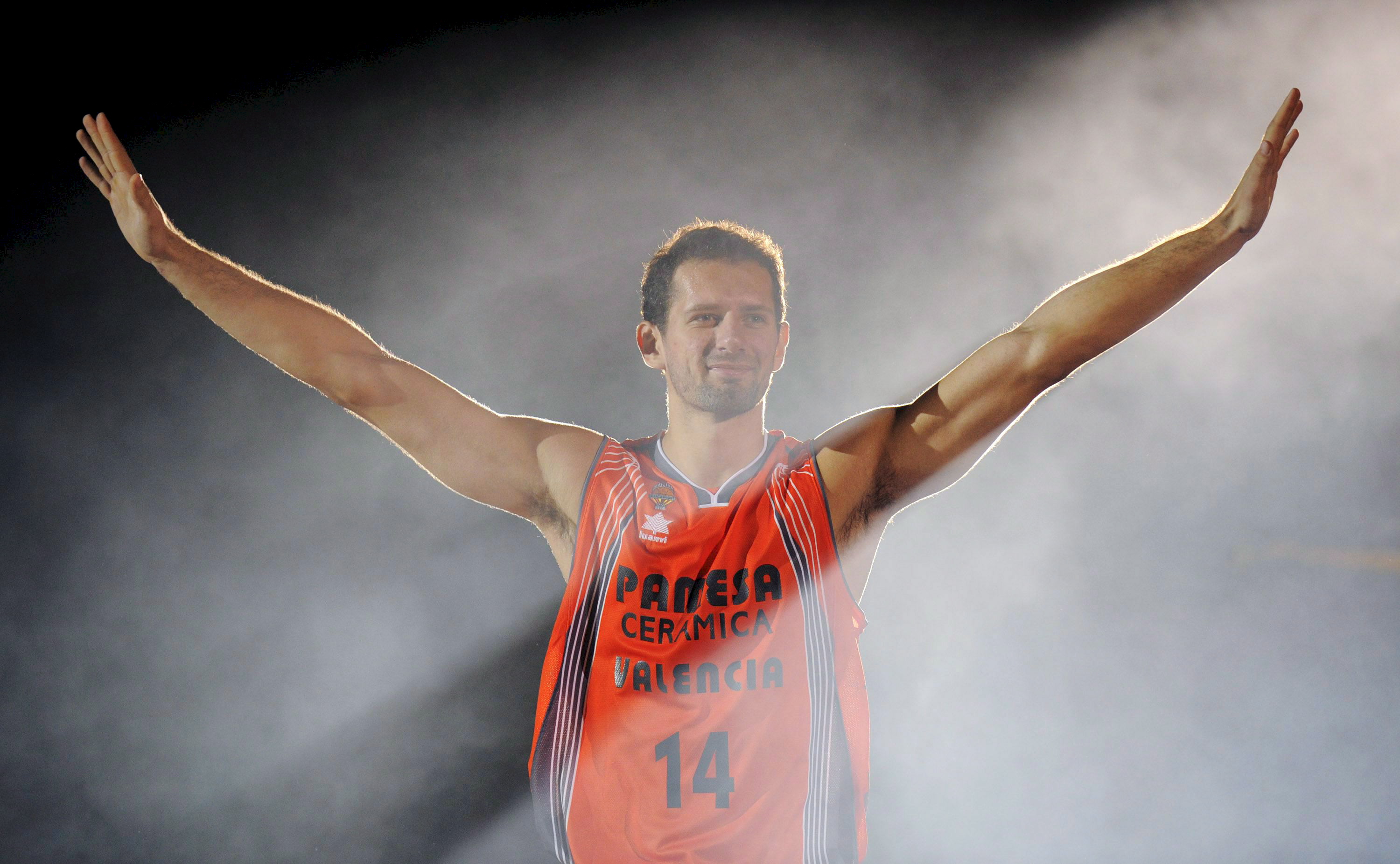 epa01500832 Pamesa Valencia's new player Serbian Vule Avdalovic during the presentation of his team prior to the Pamesa Valencia-MMT Estudiantes's match at the Fuente San Luis sports hall in Valencia, eastern Spain, 25 September 2008.  EPA/KAI FÖRSTERLING