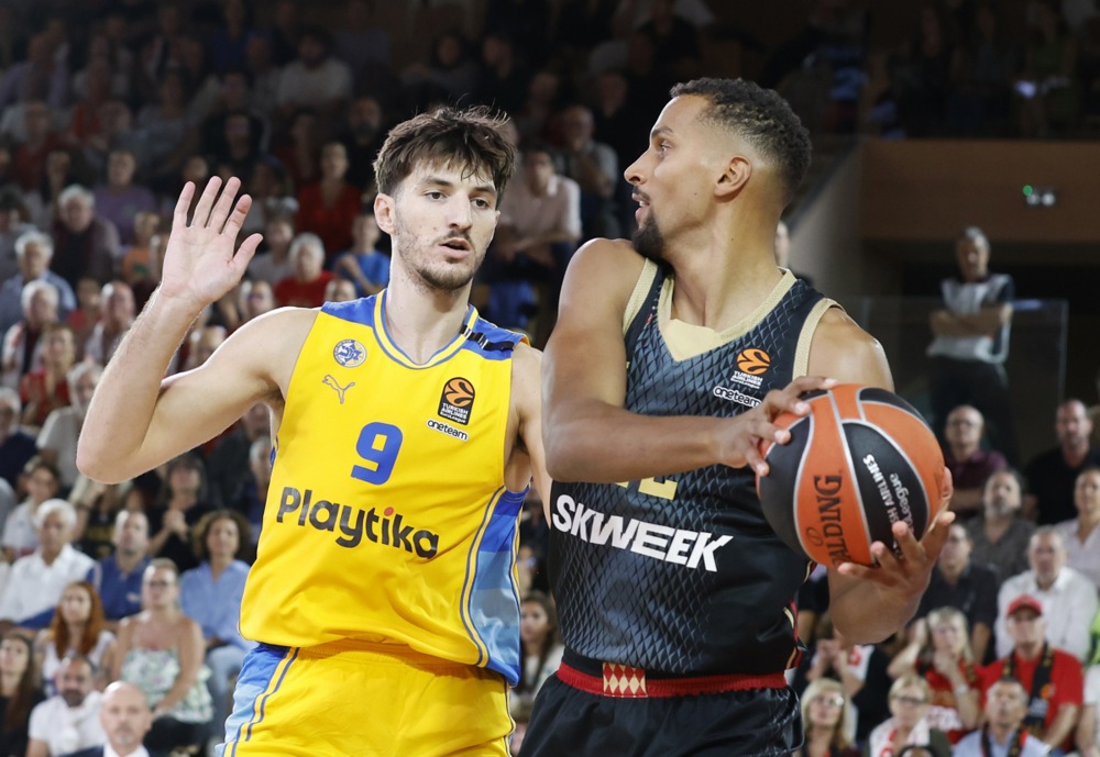 epa10941572 Petr Cornelie (R) of AS Monaco and Roman Sorkin (L) of Maccabi Tel-Aviv in action during the Euroleague Basketball match between AS Monaco and Maccabi Tel-Aviv at the Louis II stadium, in Monaco, 26 October 2023.  EPA-EFE/SEBASTIEN NOGIER