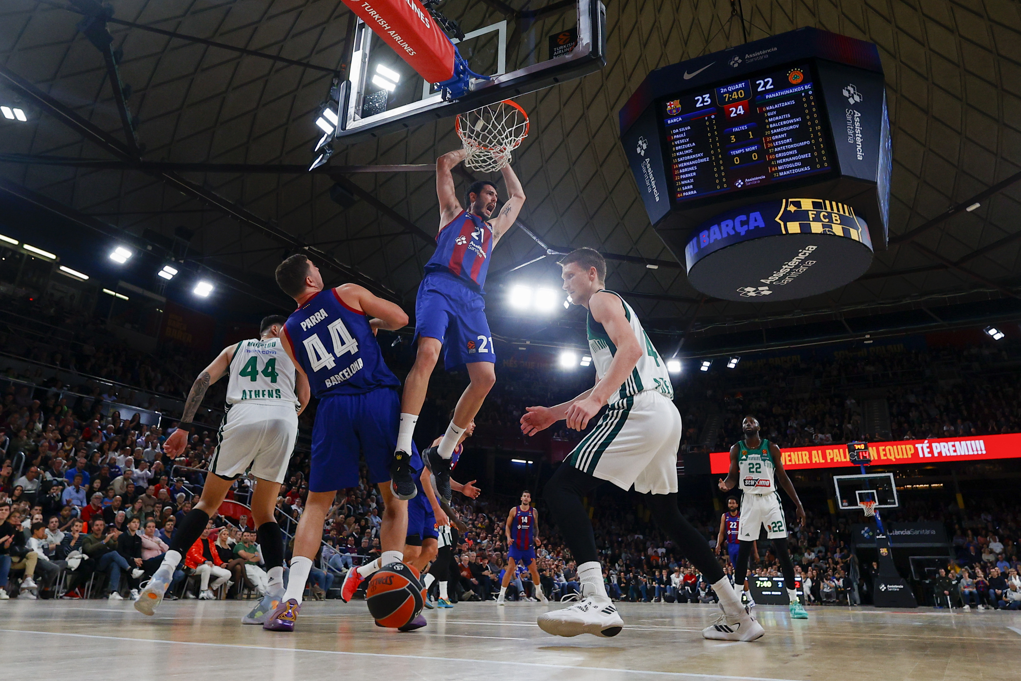 epa10956628 FC Barcelona's Alex Abrines (C) in action during the Euroleague basketball match between FC Barcelona and Panathinaikos BC at Palau Blaugrana in Barcelona, Spain, 03 November 2023.  EPA-EFE/Quique Garcia